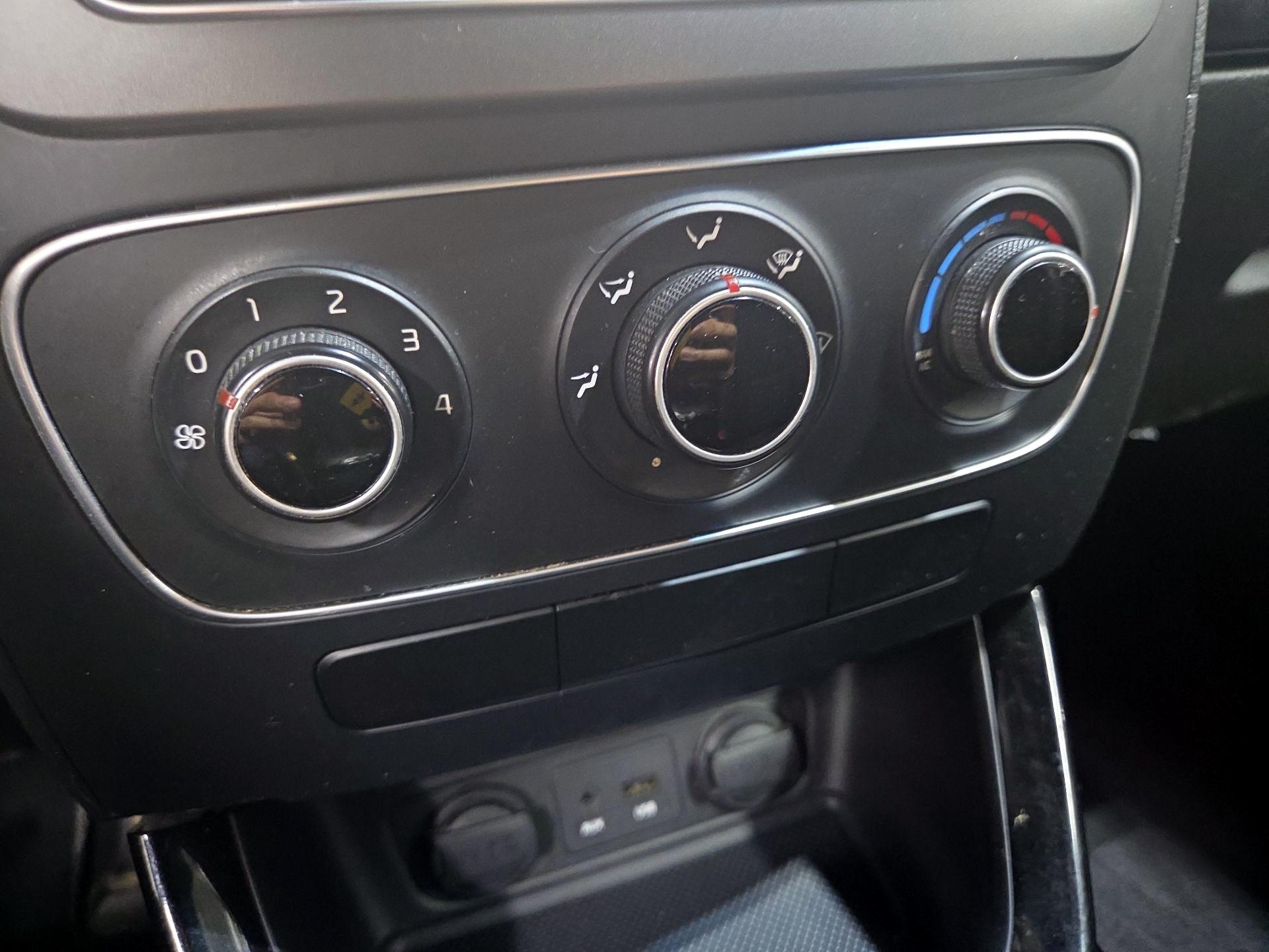 Thumbnail: 2015 Kia Sorento - 15