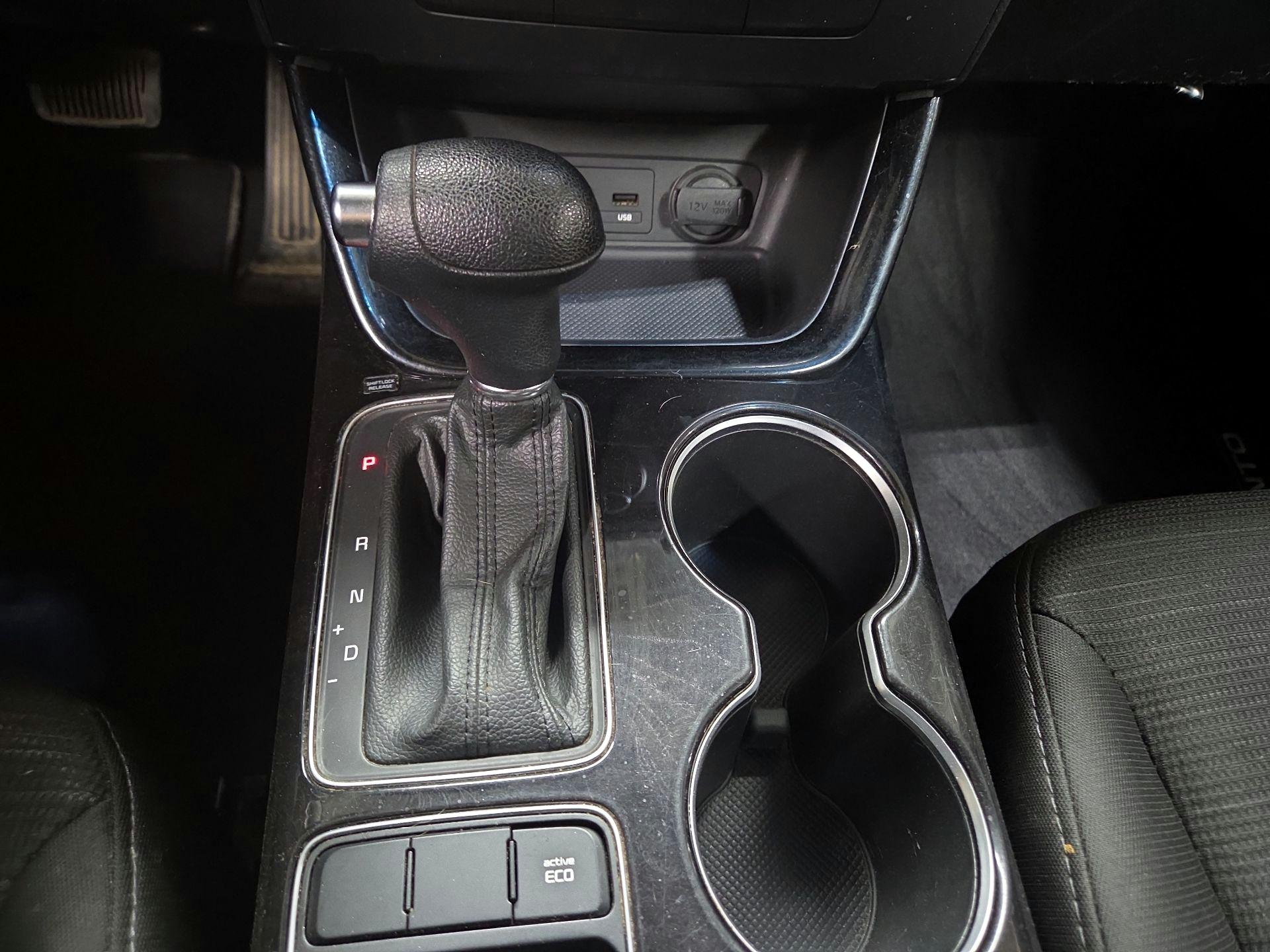 Thumbnail: 2015 Kia Sorento - 16