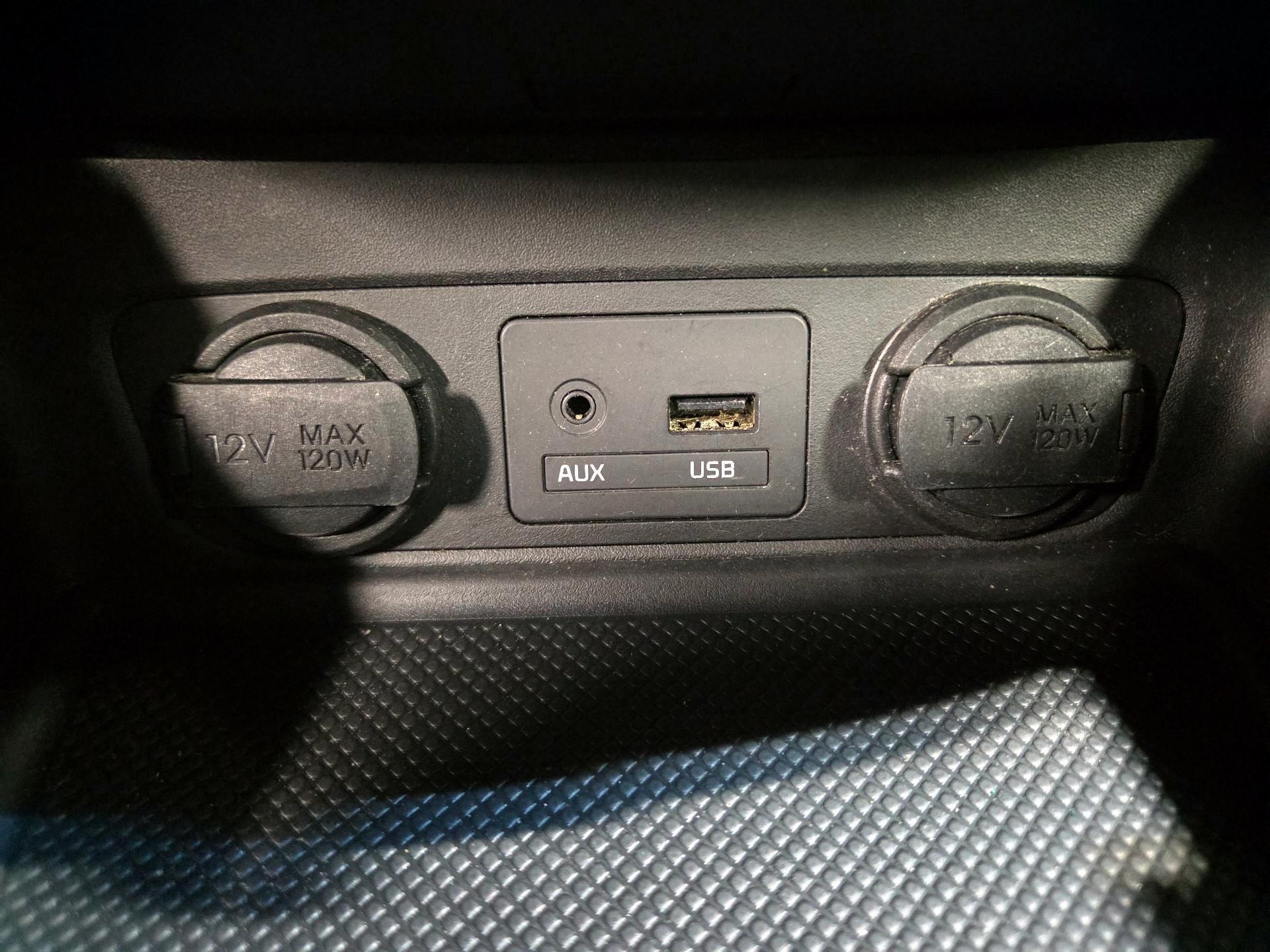 Thumbnail: 2015 Kia Sorento - 17