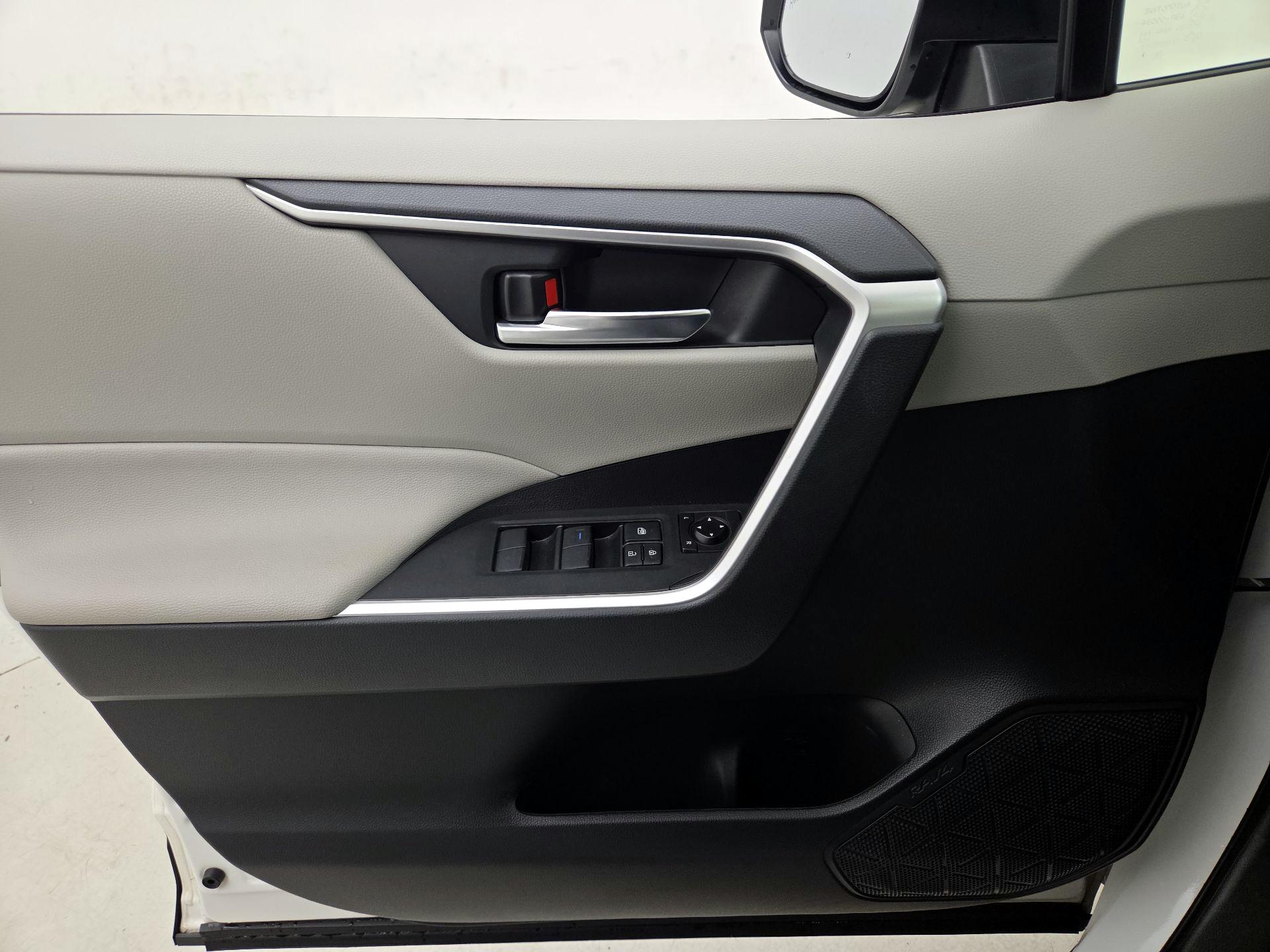 Thumbnail: 2021 Toyota RAV4 - 12