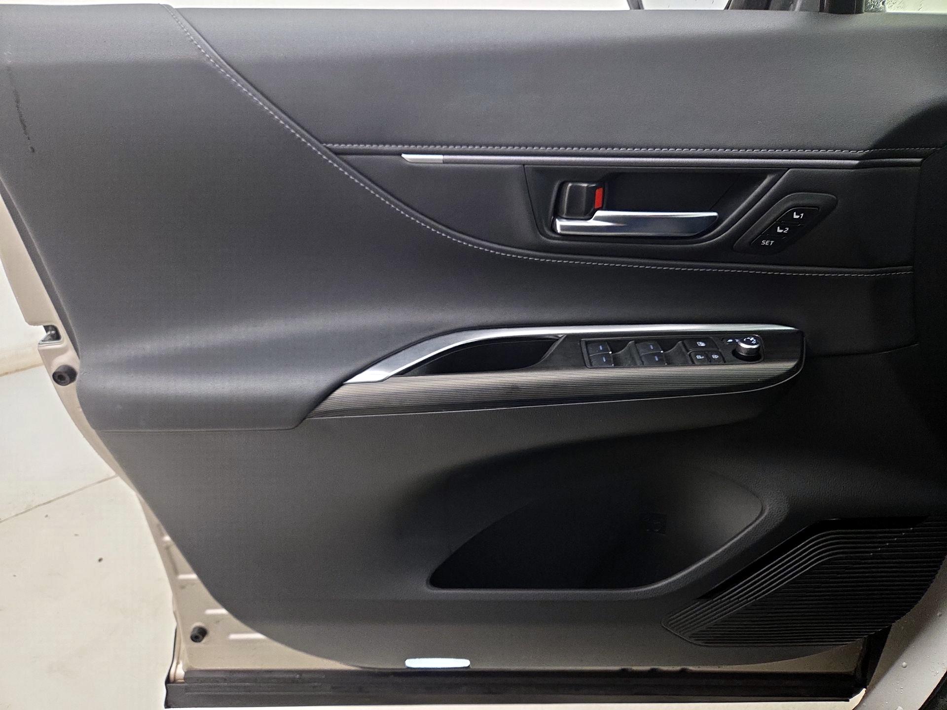 Thumbnail: 2023 Toyota Venza - 12