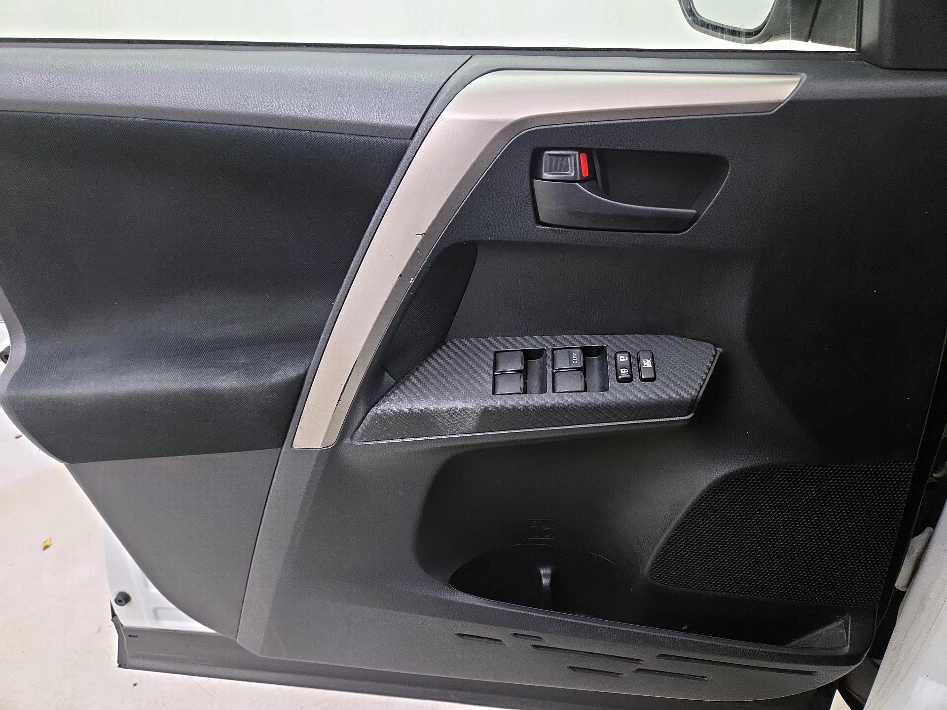 Thumbnail: 2015 Toyota RAV4 - 12