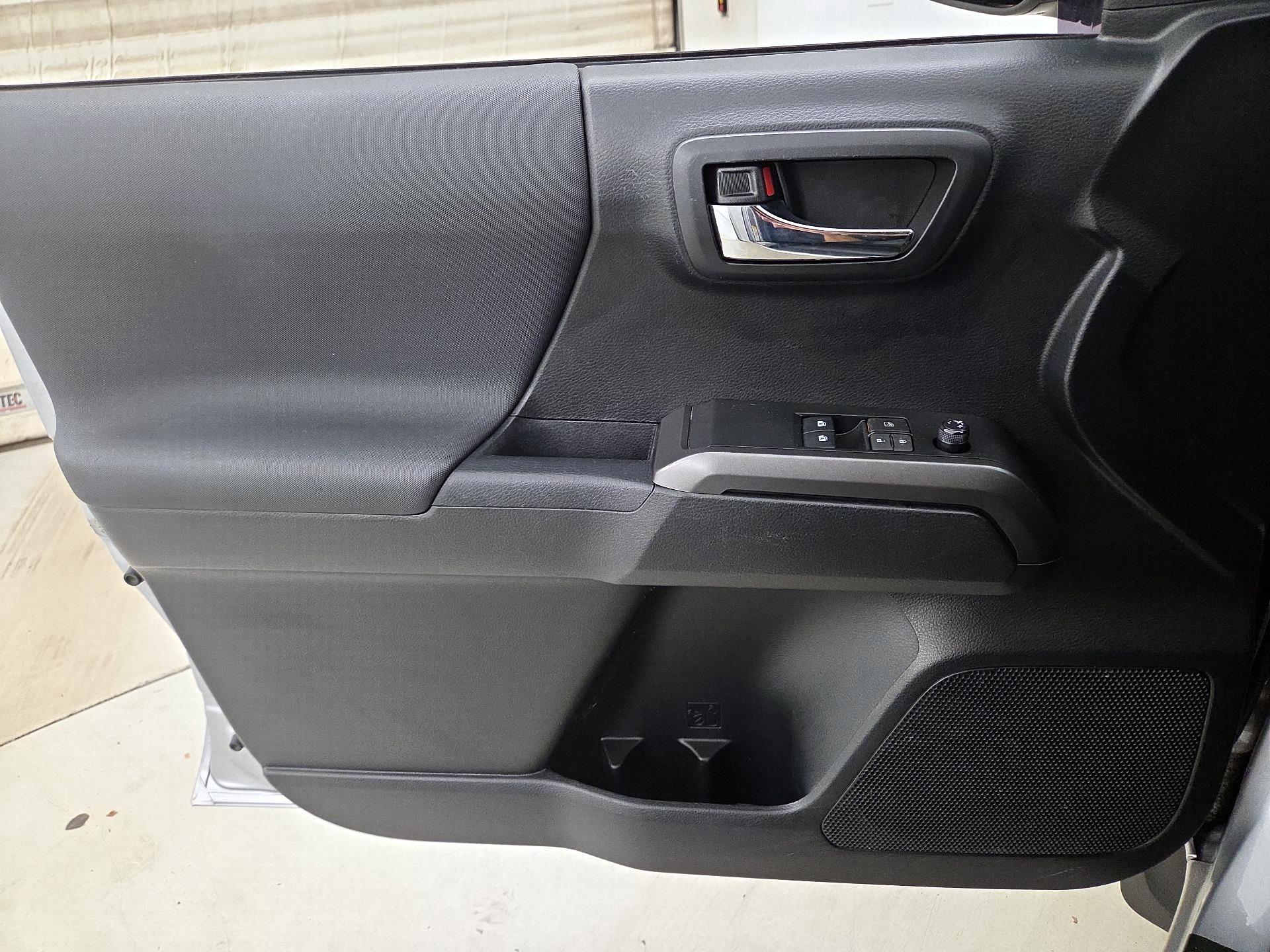 Thumbnail: 2019 Toyota Tacoma - 12