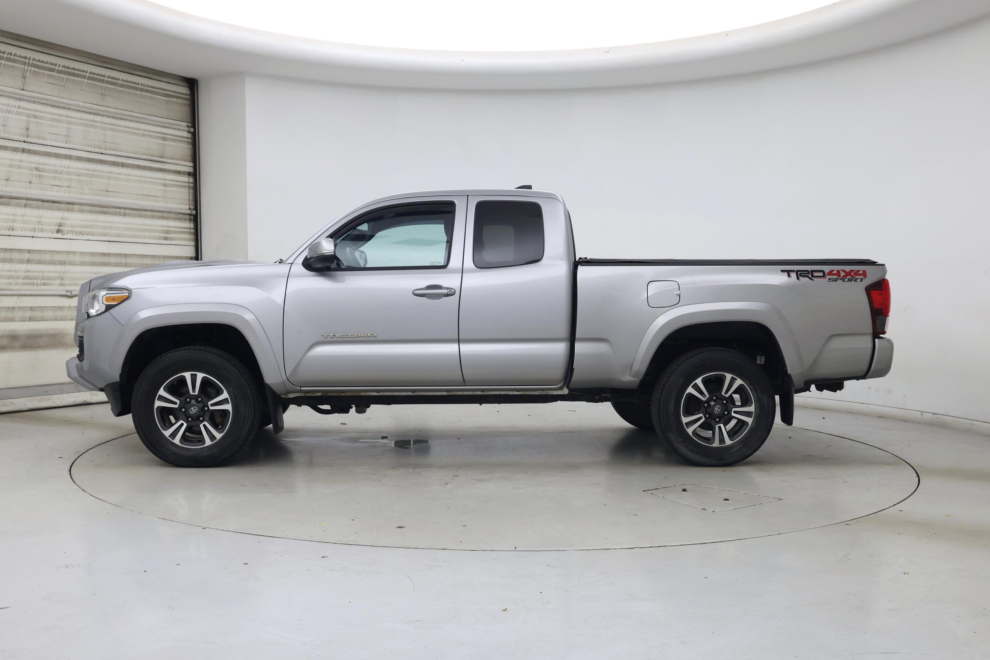 Thumbnail: 2019 Toyota Tacoma - 3