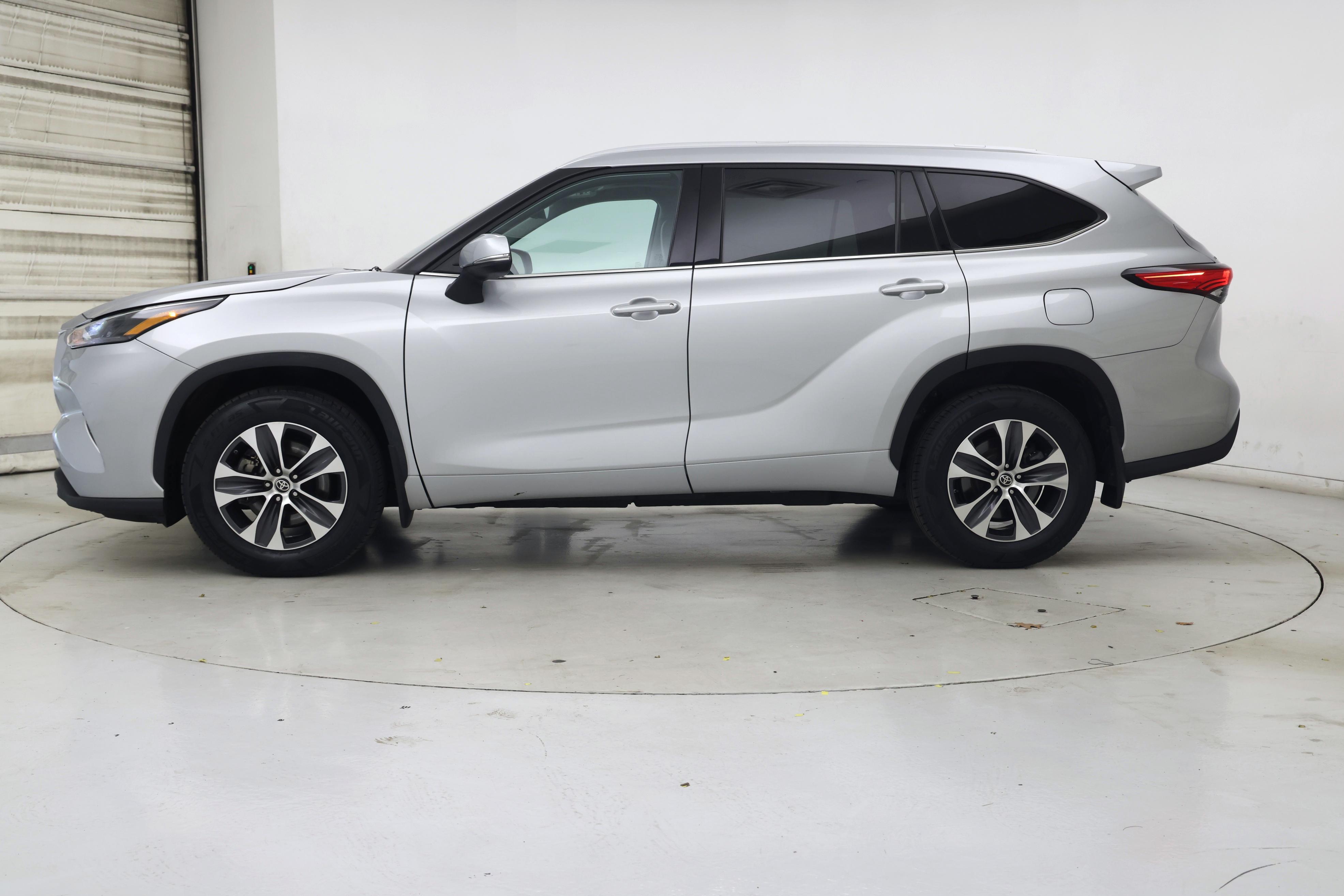 Thumbnail: 2022 Toyota Highlander - 3
