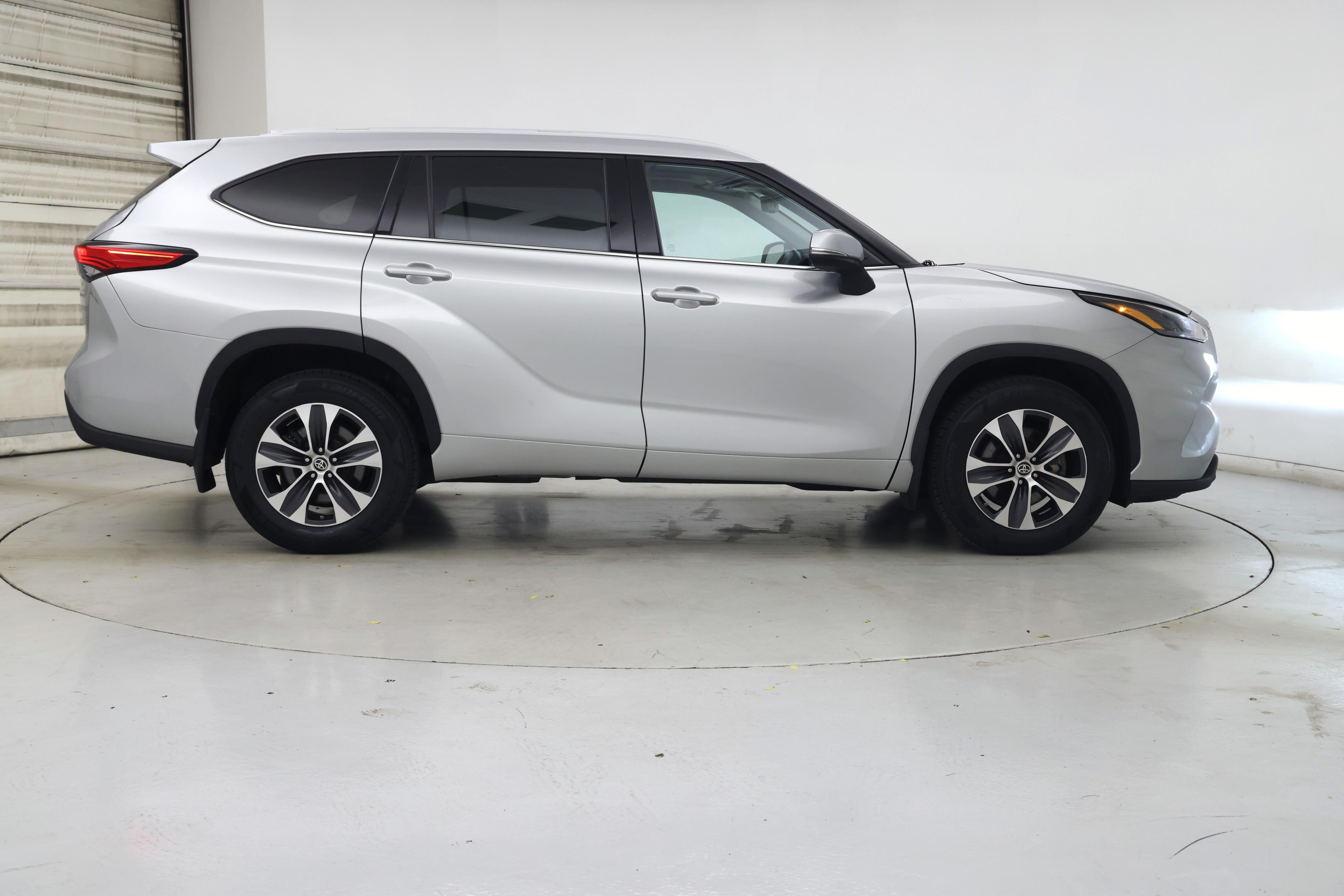 Thumbnail: 2022 Toyota Highlander - 7