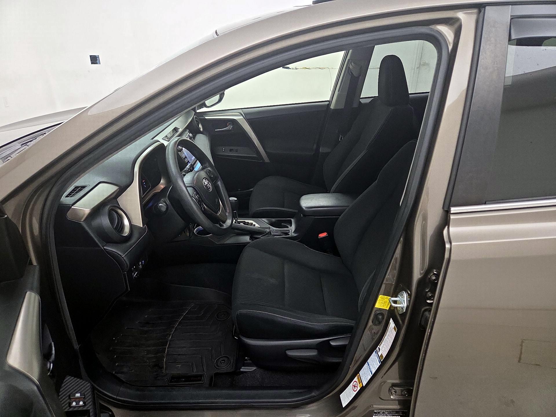 Thumbnail: 2015 Toyota RAV4 - 11