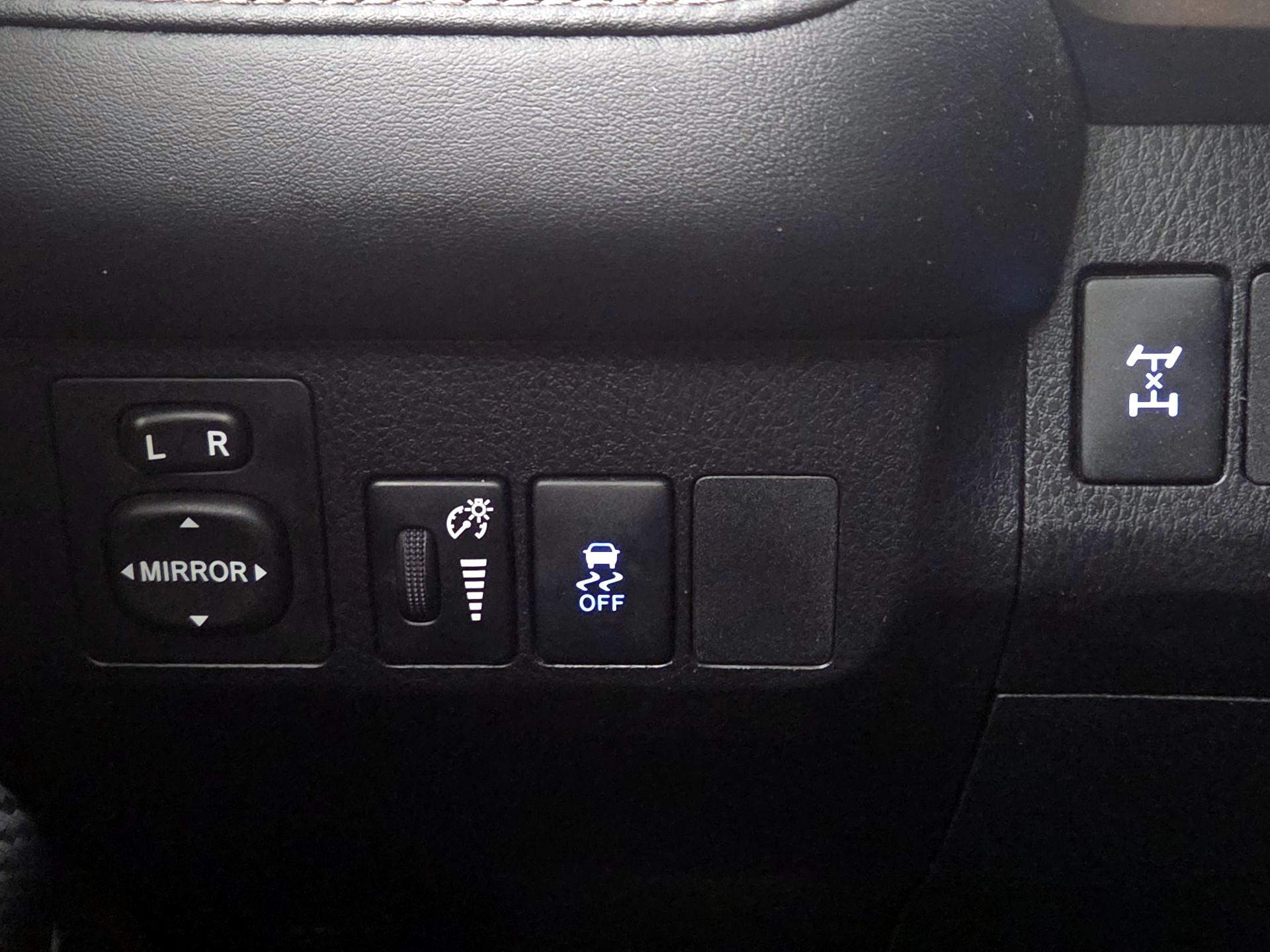 Thumbnail: 2015 Toyota RAV4 - 13