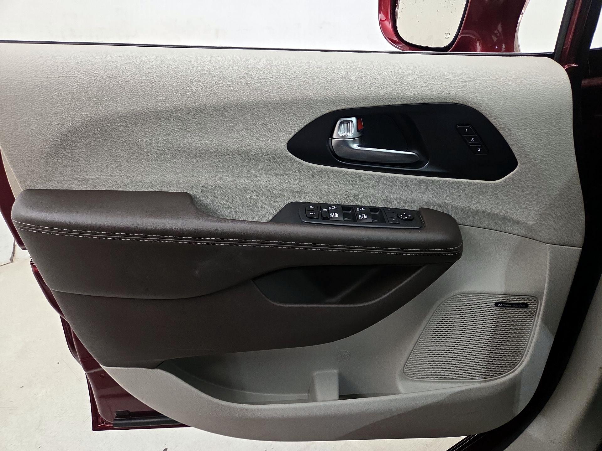 Thumbnail: 2020 Chrysler Pacifica - 12