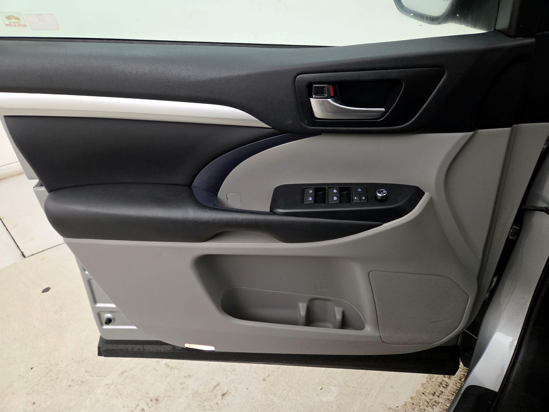Thumbnail: 2019 Toyota Highlander - 12