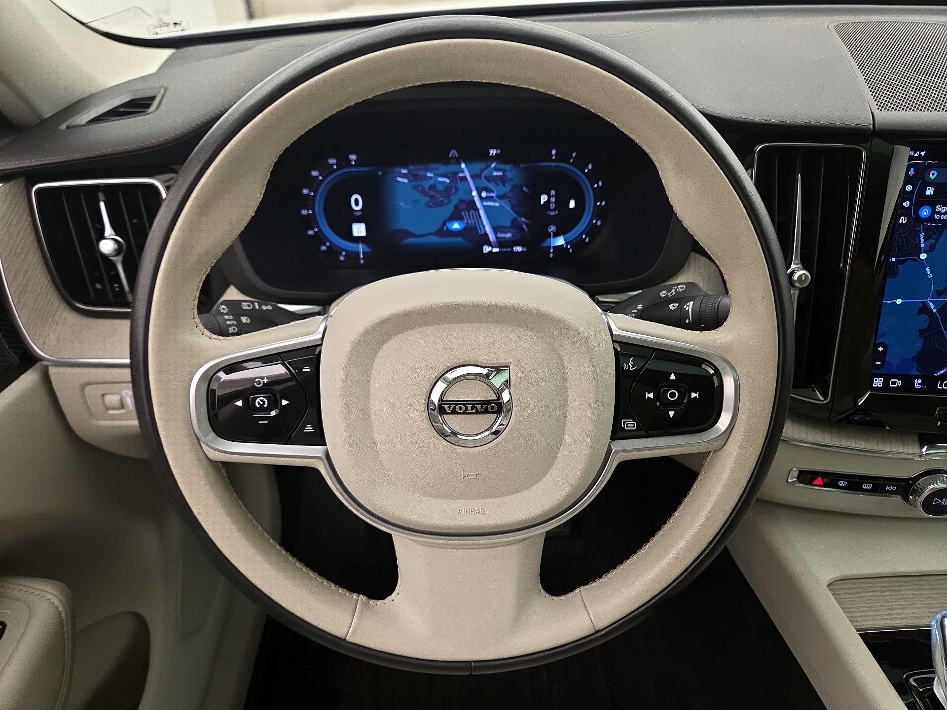 Thumbnail: 2022 Volvo XC60 - 10