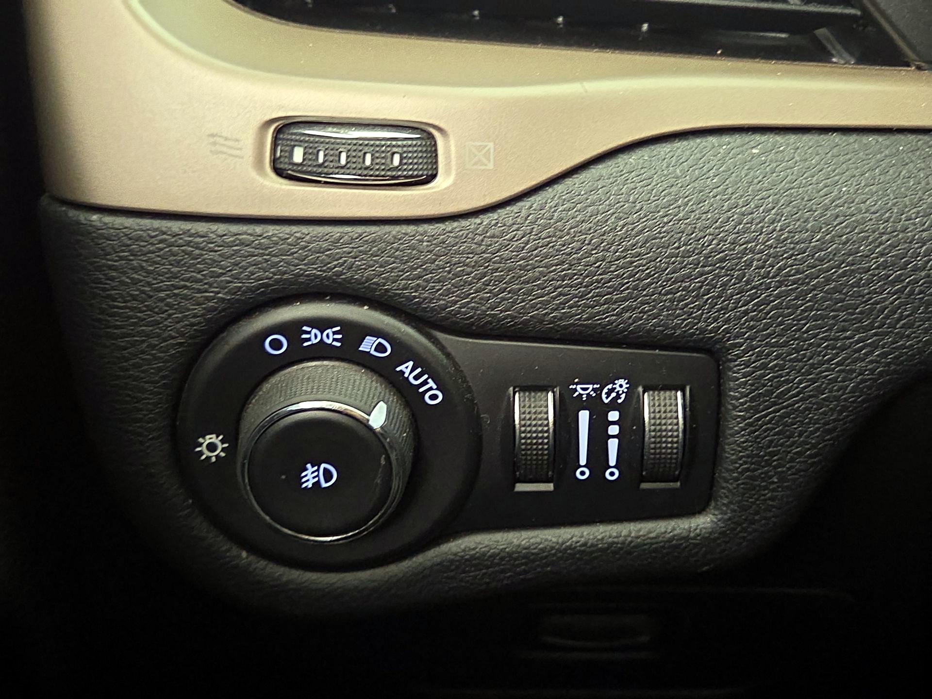 Thumbnail: 2016 Jeep Cherokee - 13