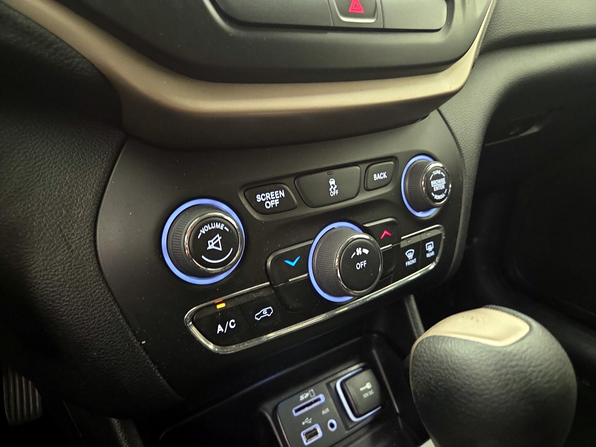 Thumbnail: 2016 Jeep Cherokee - 16