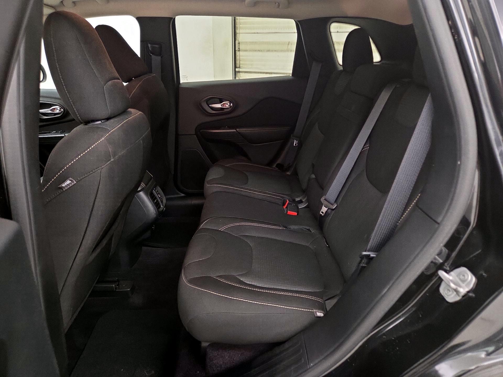 Thumbnail: 2016 Jeep Cherokee - 19