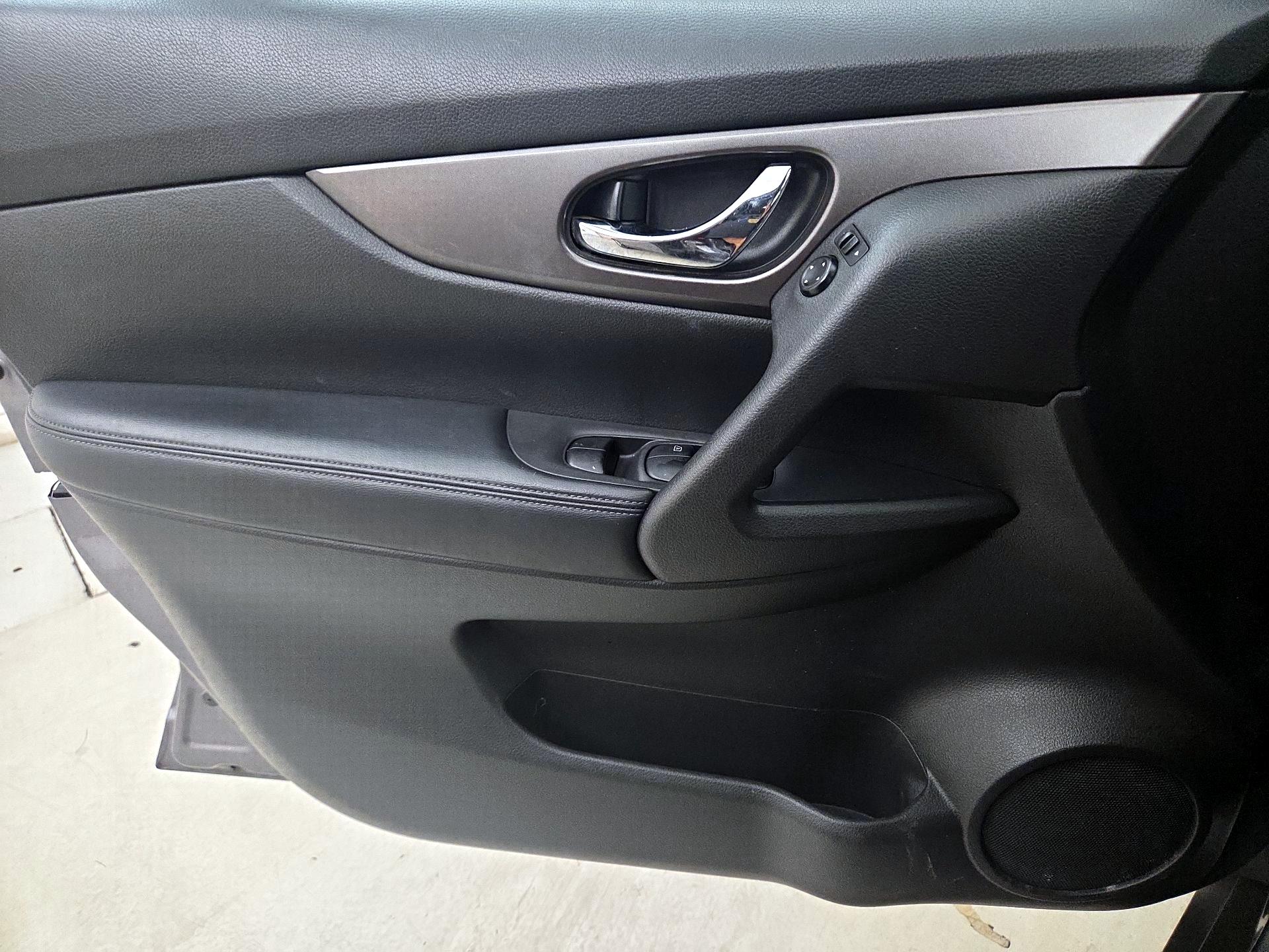 Thumbnail: 2016 Nissan Rogue - 12