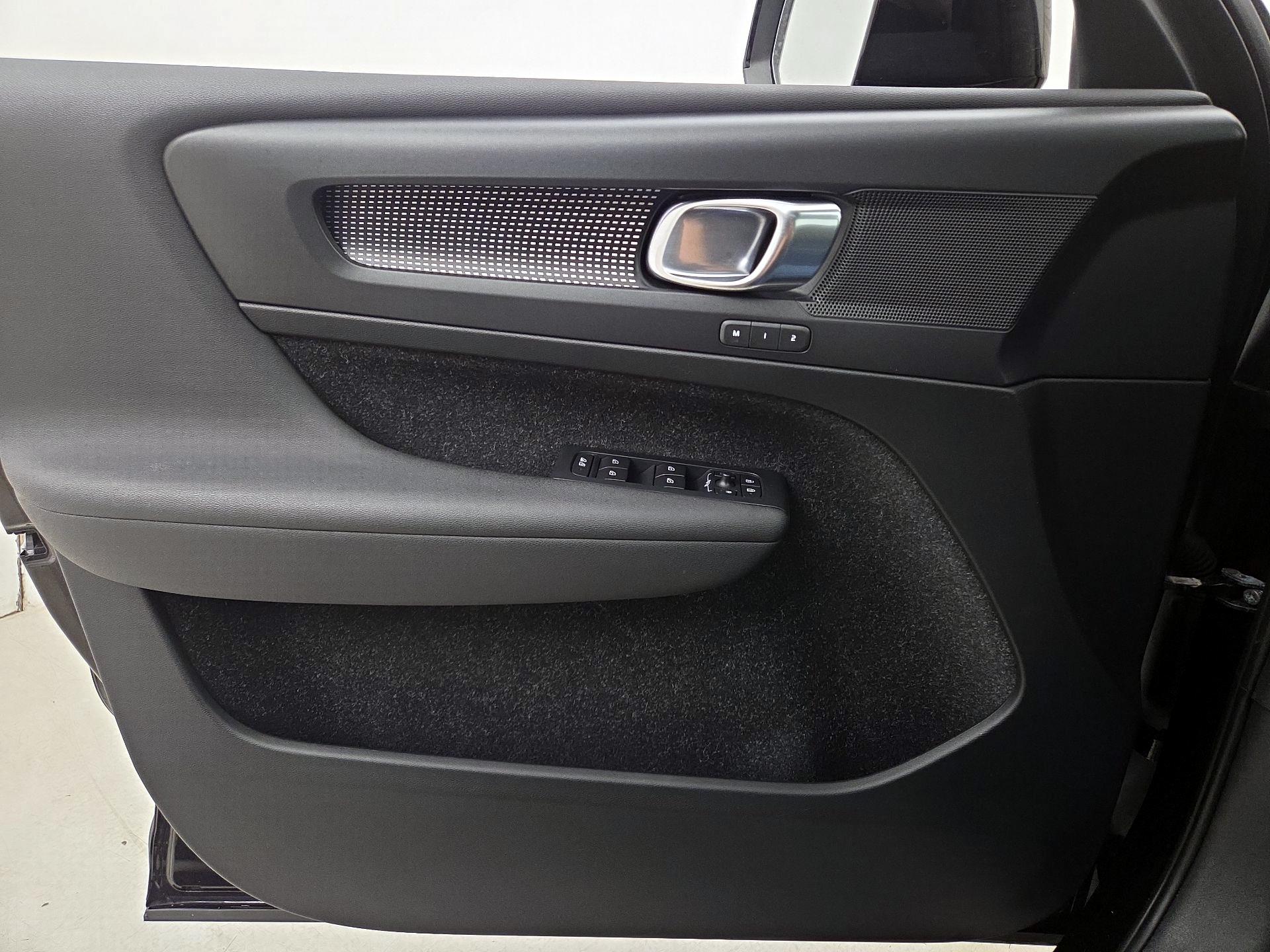 Thumbnail: 2020 Volvo XC40 - 12