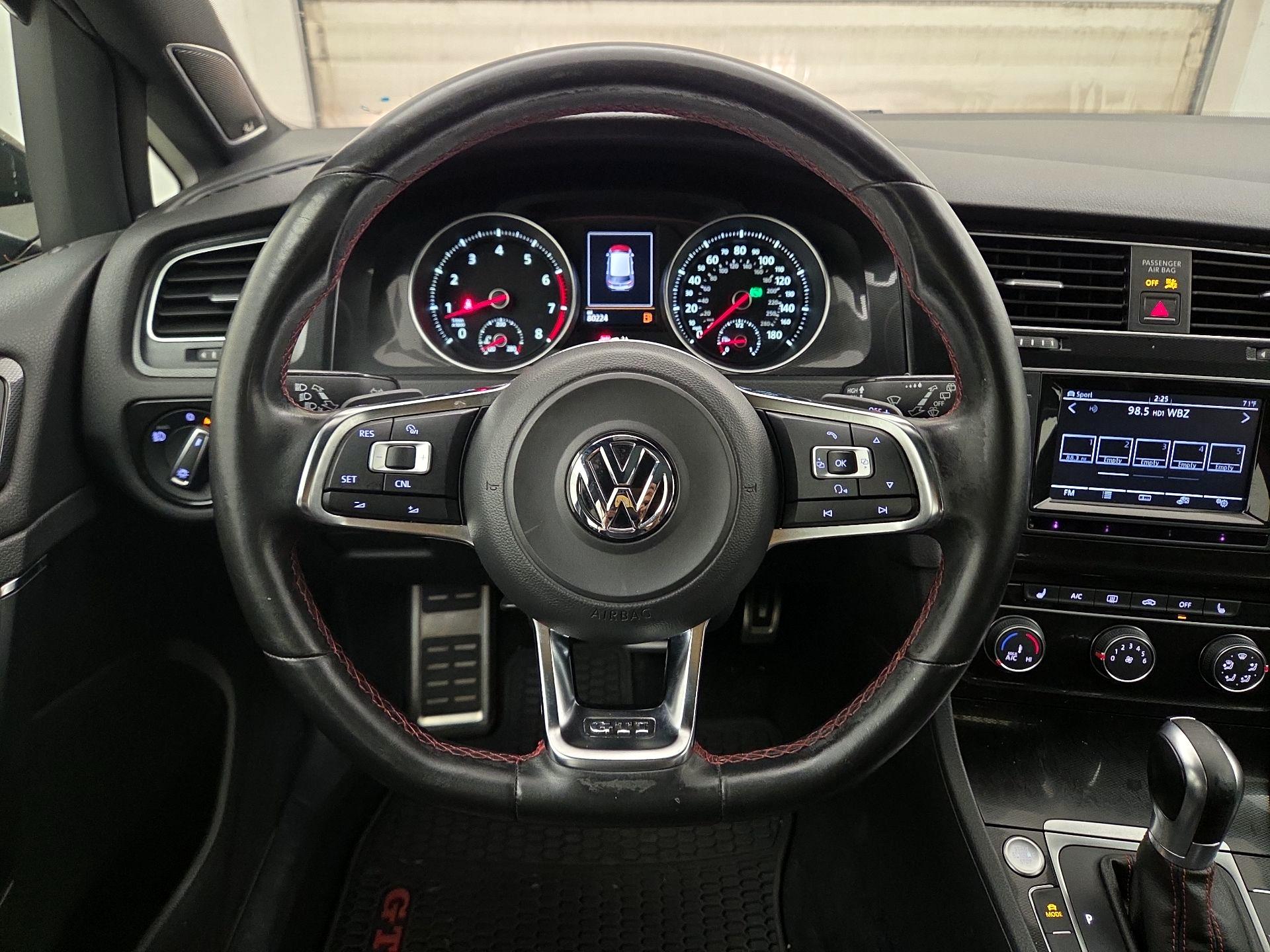 Thumbnail: 2015 Volkswagen Golf - 10