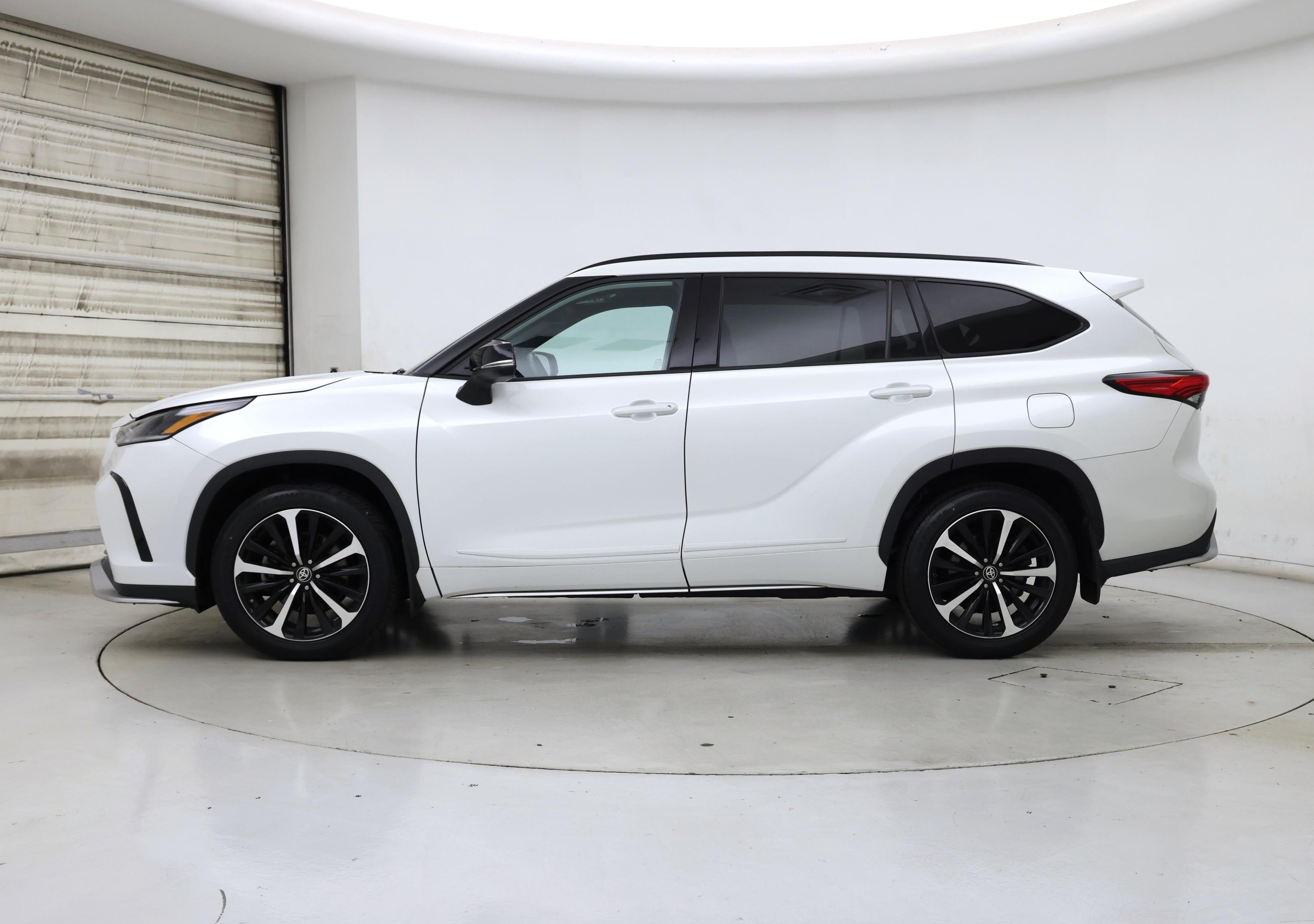 Thumbnail: 2022 Toyota Highlander - 3