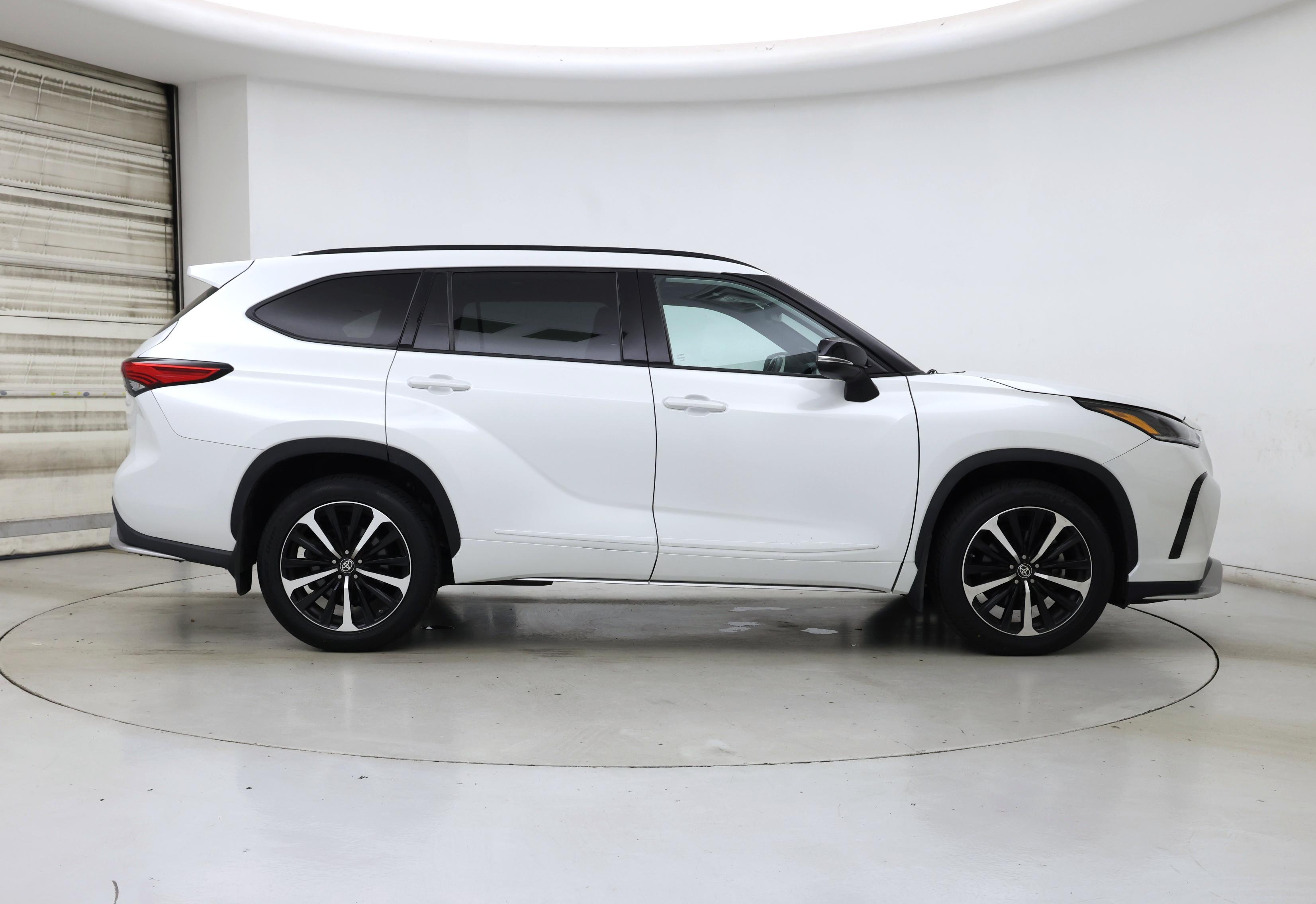 Thumbnail: 2022 Toyota Highlander - 7