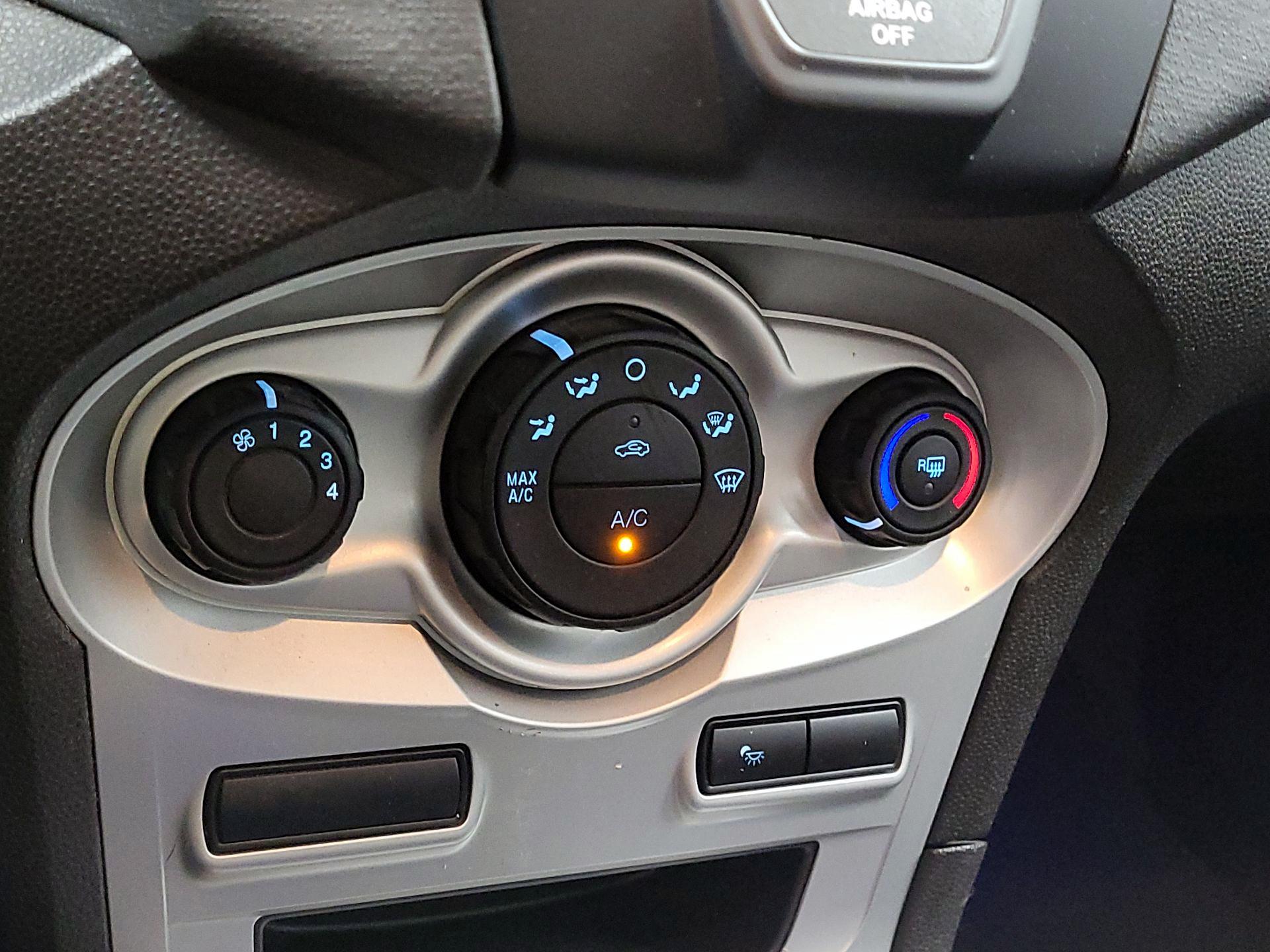 Thumbnail: 2016 Ford Fiesta - 12