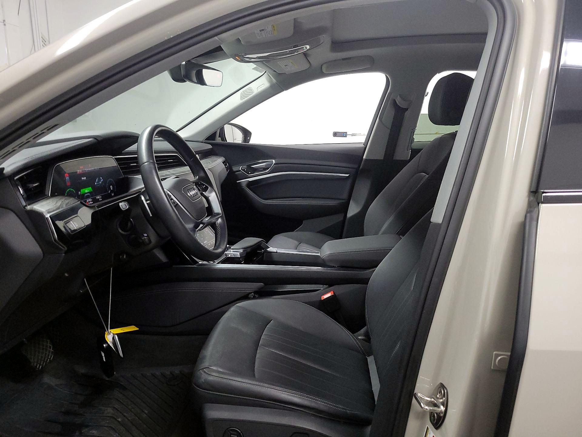 Thumbnail: 2022 Audi e-tron - 9