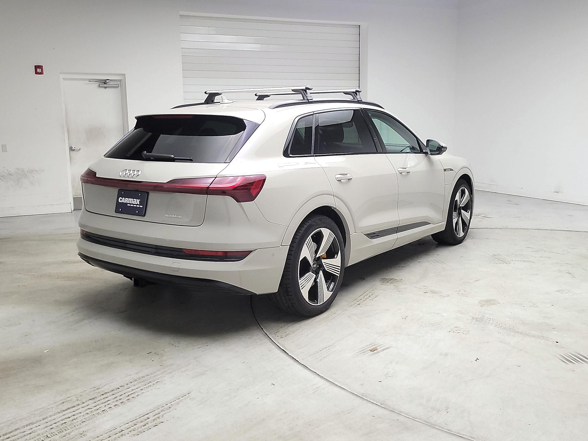 Thumbnail: 2022 Audi e-tron - 5