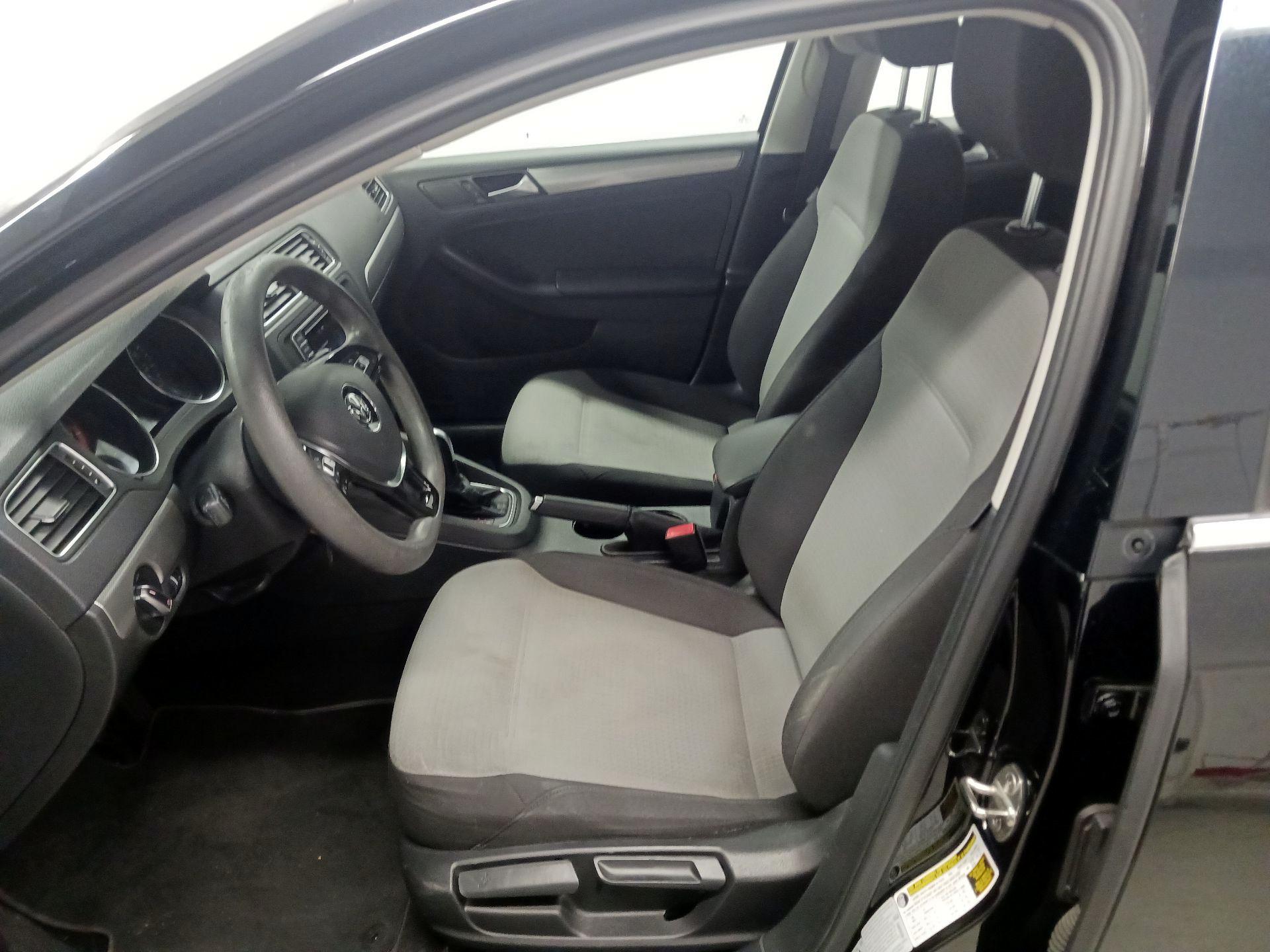 Thumbnail: 2017 Volkswagen Jetta - 9