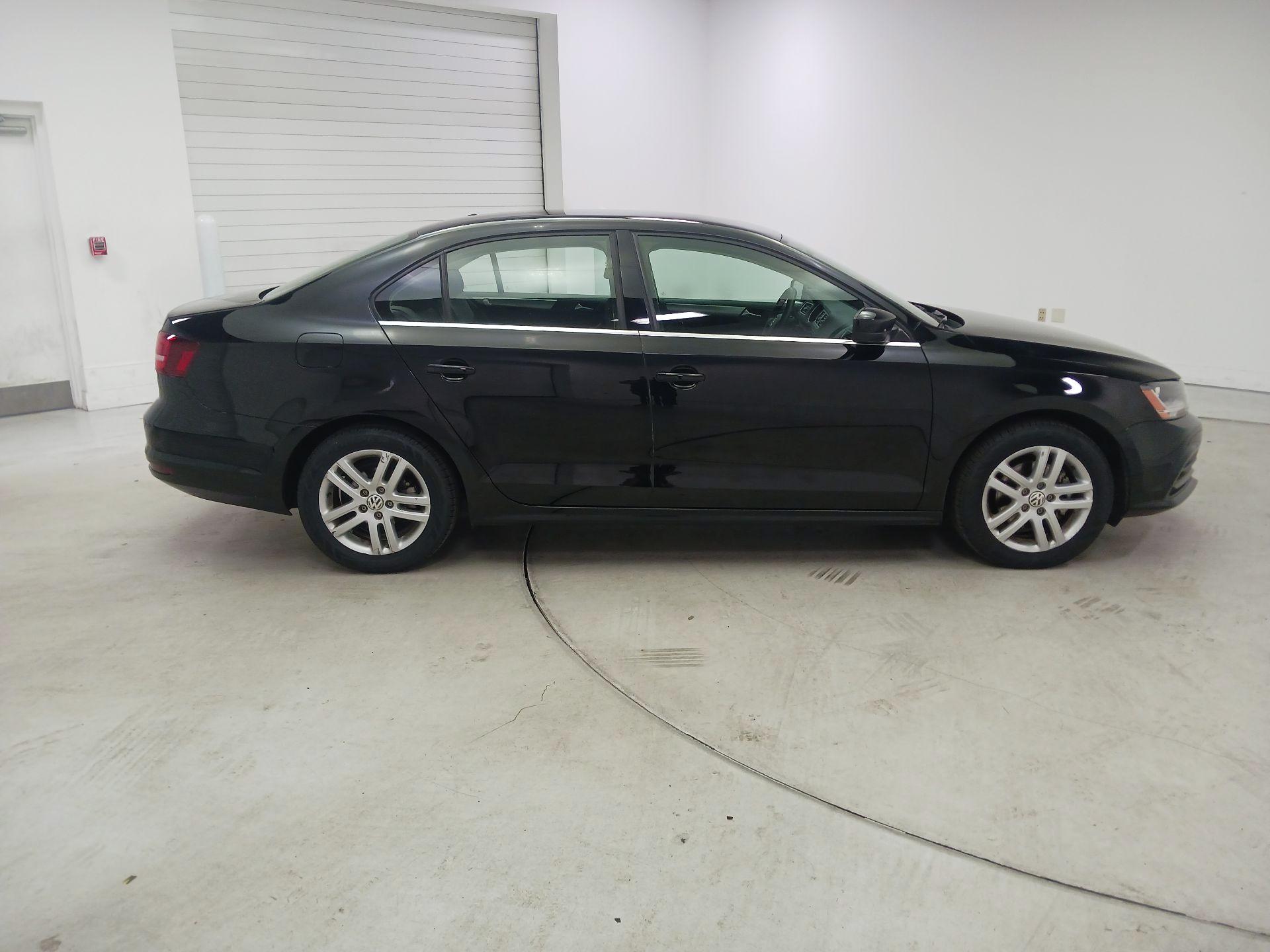 Thumbnail: 2017 Volkswagen Jetta - 4