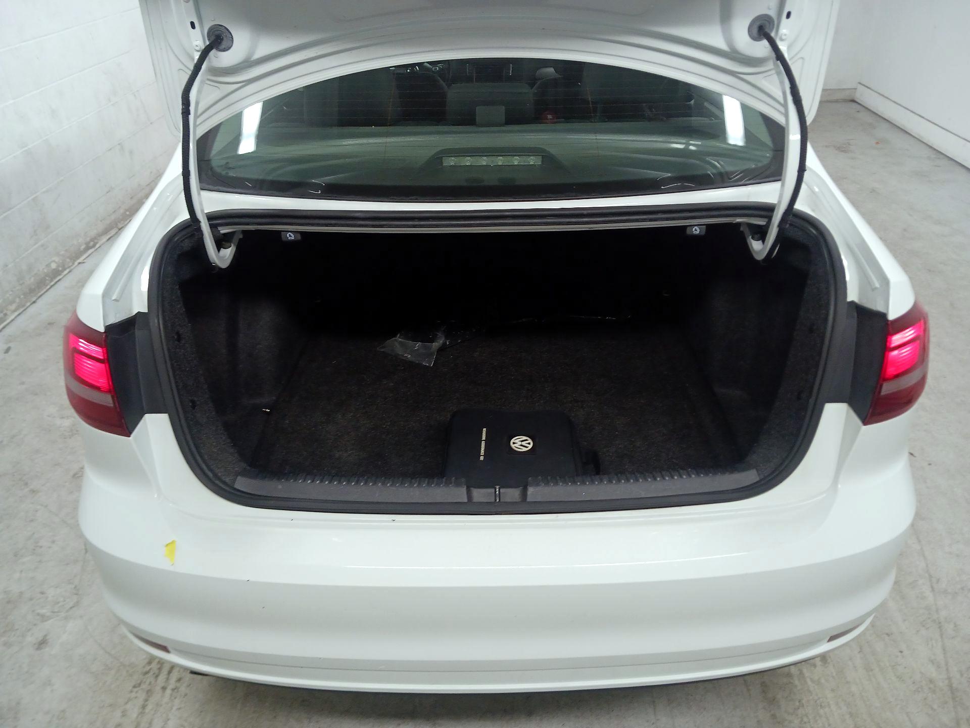 Thumbnail: 2017 Volkswagen Jetta - 17