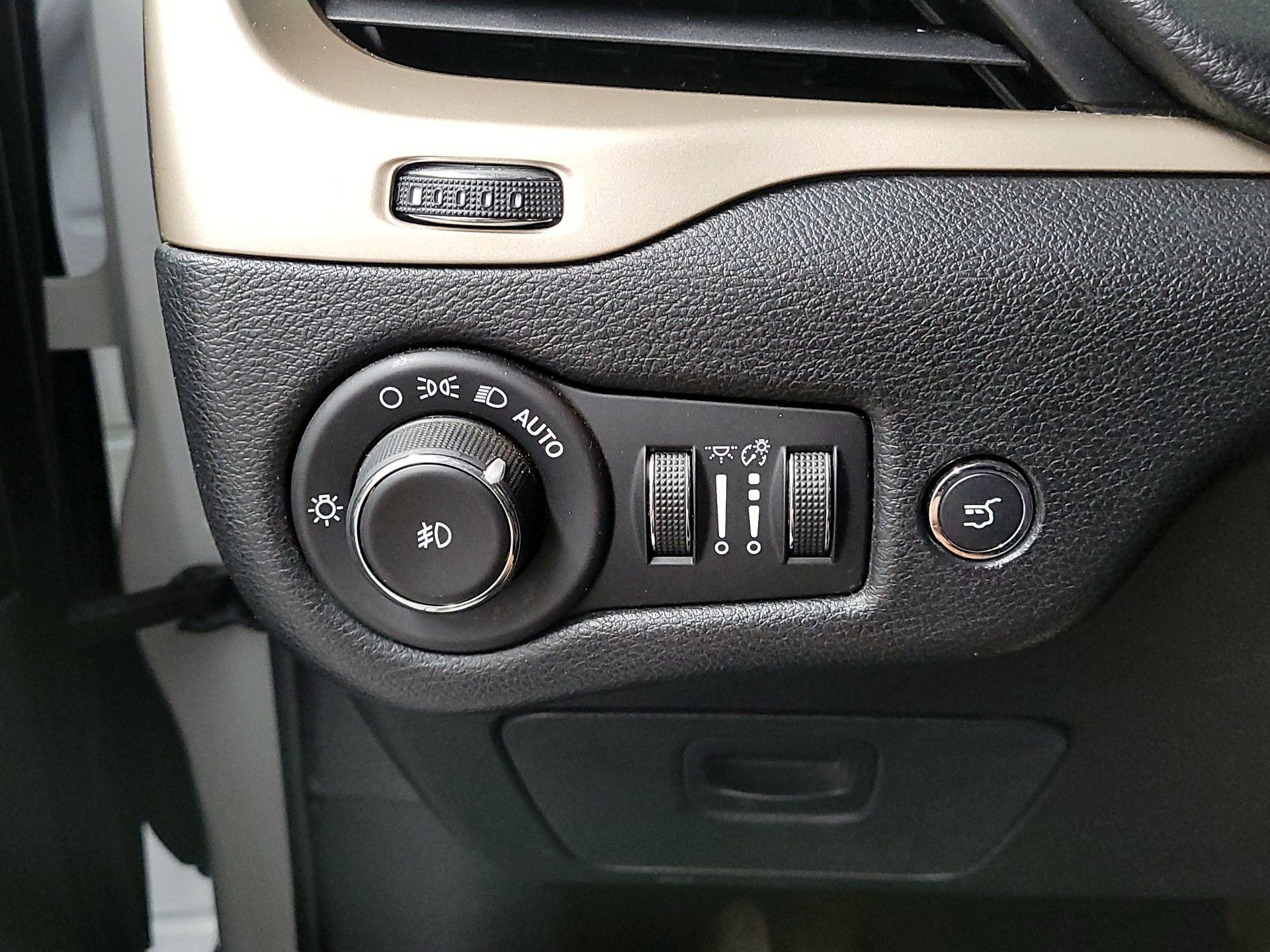Thumbnail: 2014 Jeep Cherokee - 13