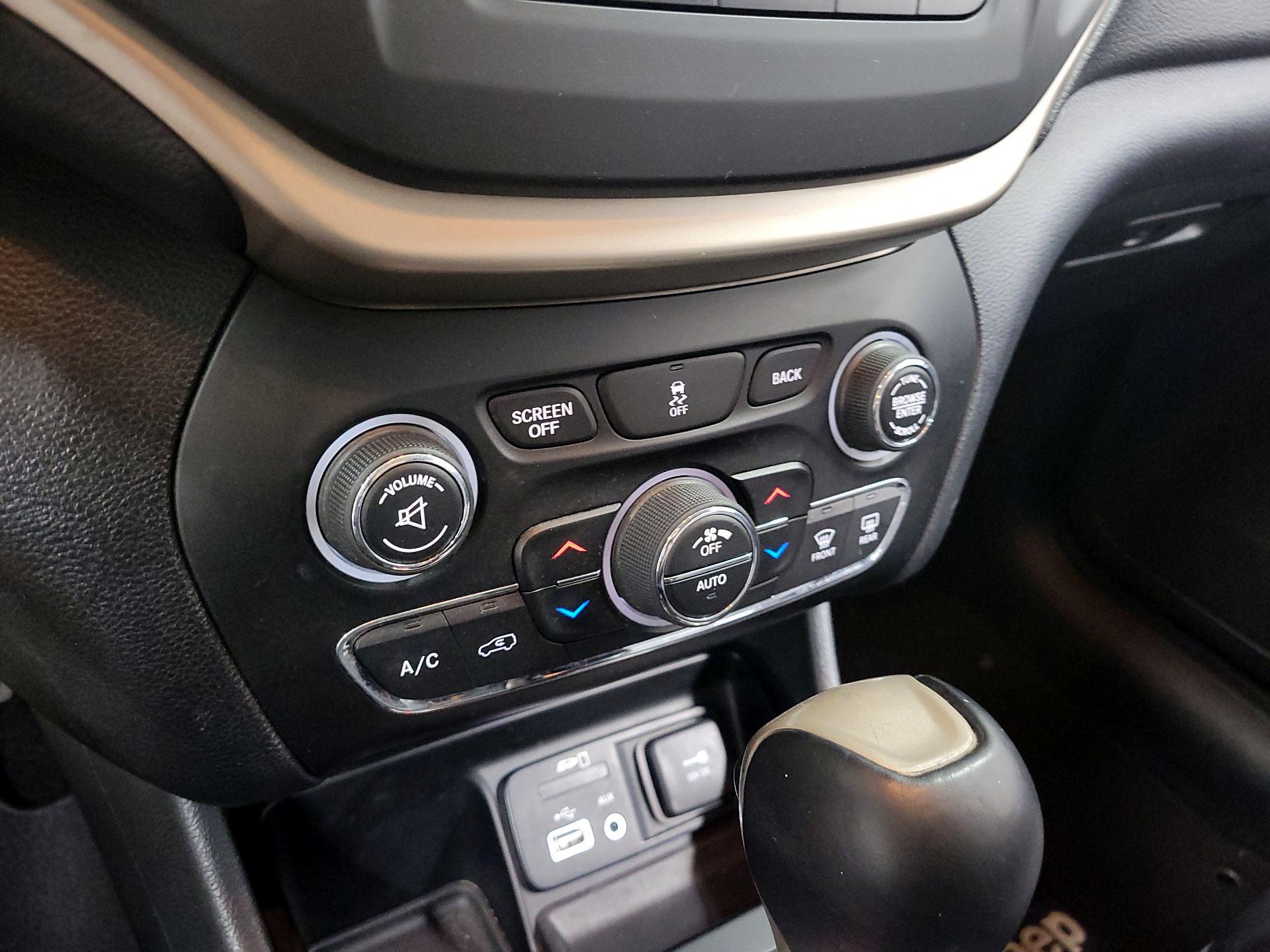 Thumbnail: 2014 Jeep Cherokee - 16