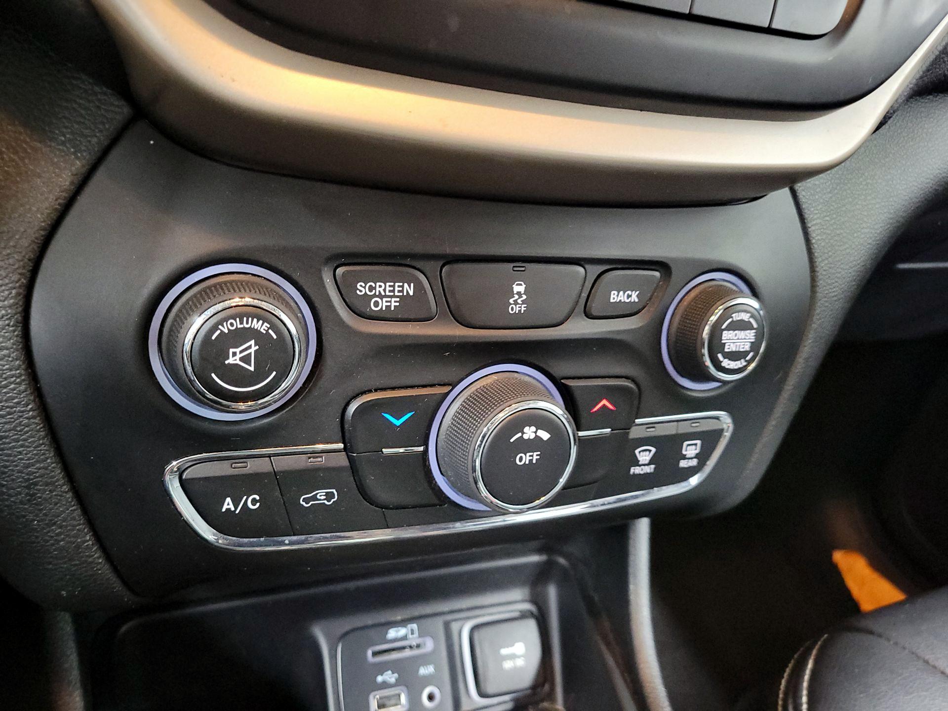 Thumbnail: 2015 Jeep Cherokee - 15