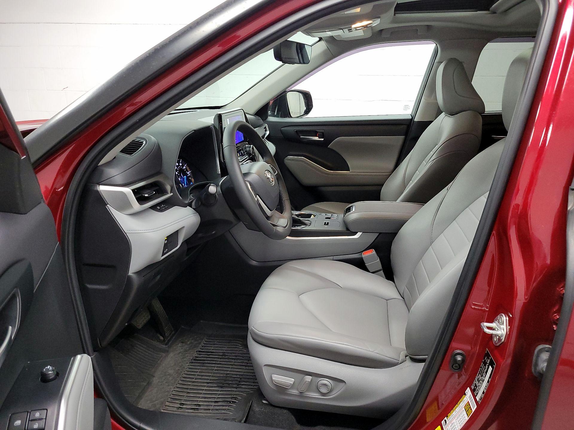 Thumbnail: 2023 Toyota Highlander - 9