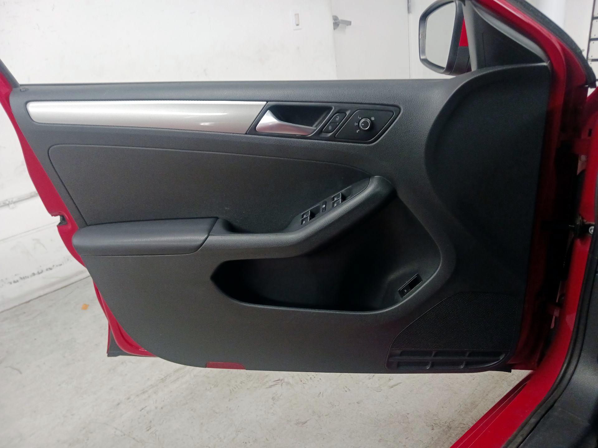 Thumbnail: 2015 Volkswagen Jetta - 12