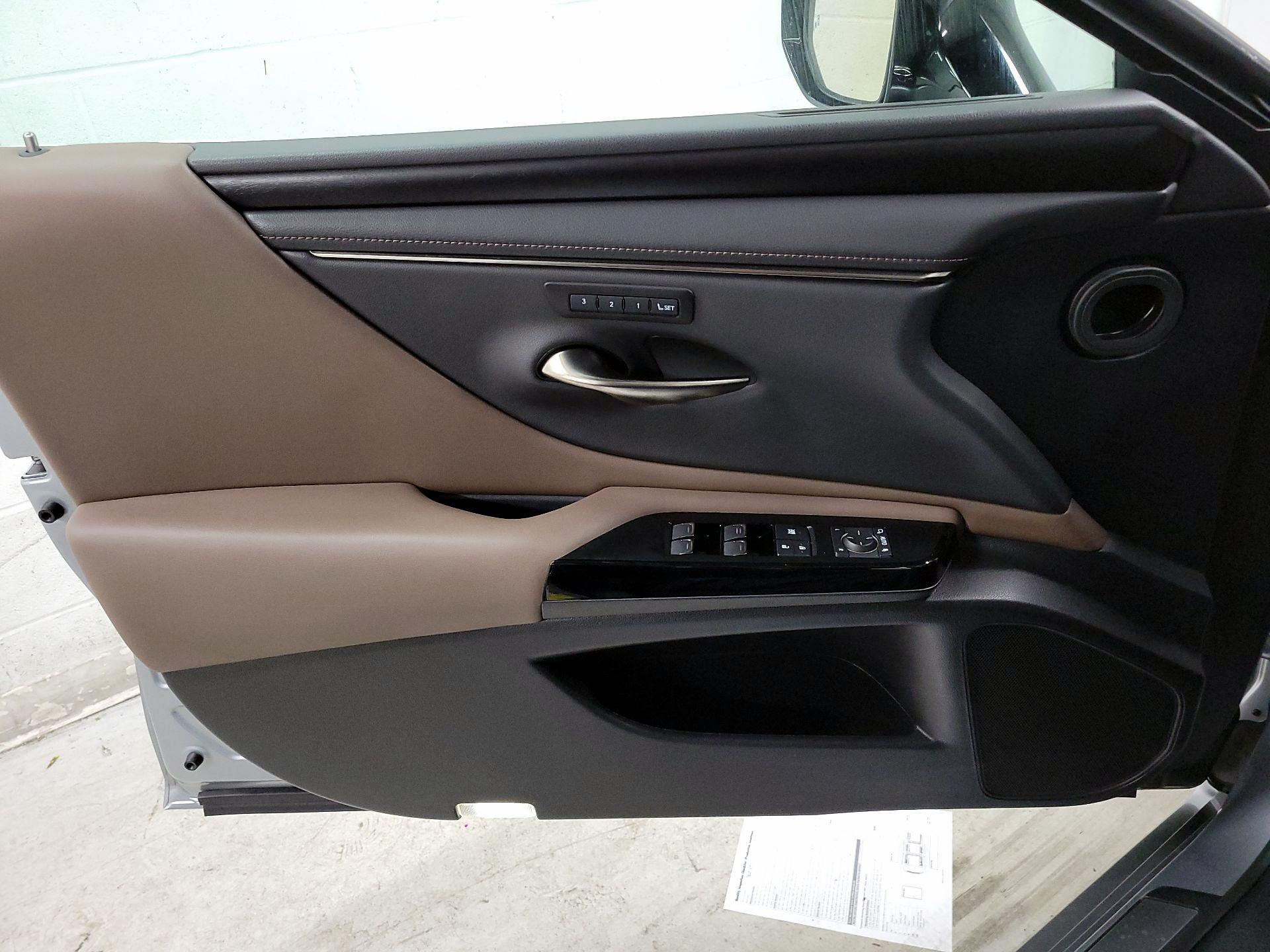 Thumbnail: 2022 Lexus ES - 12