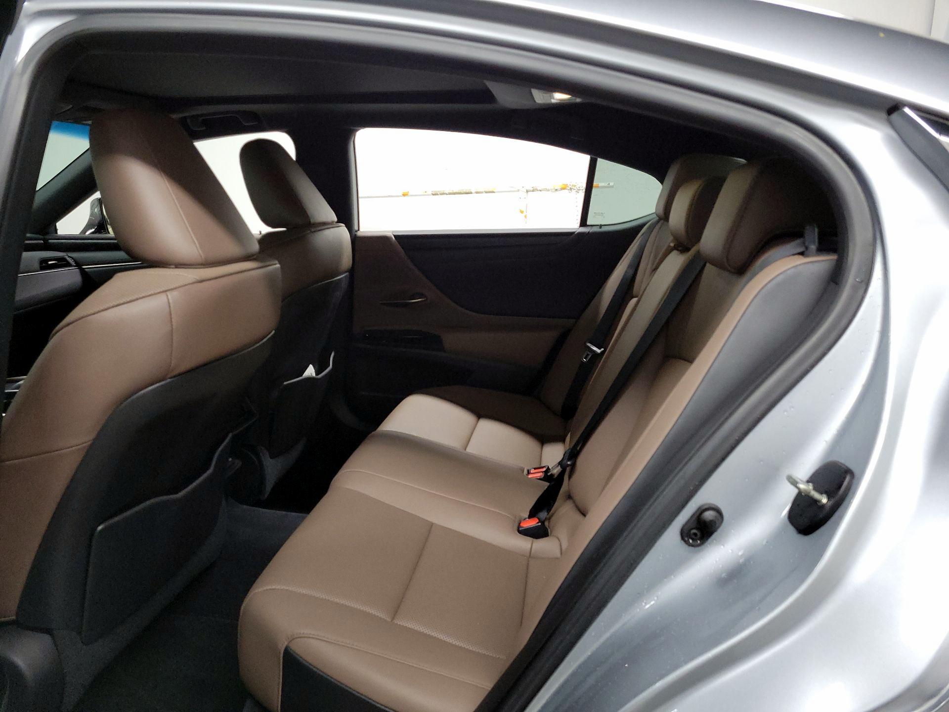 Thumbnail: 2022 Lexus ES - 17