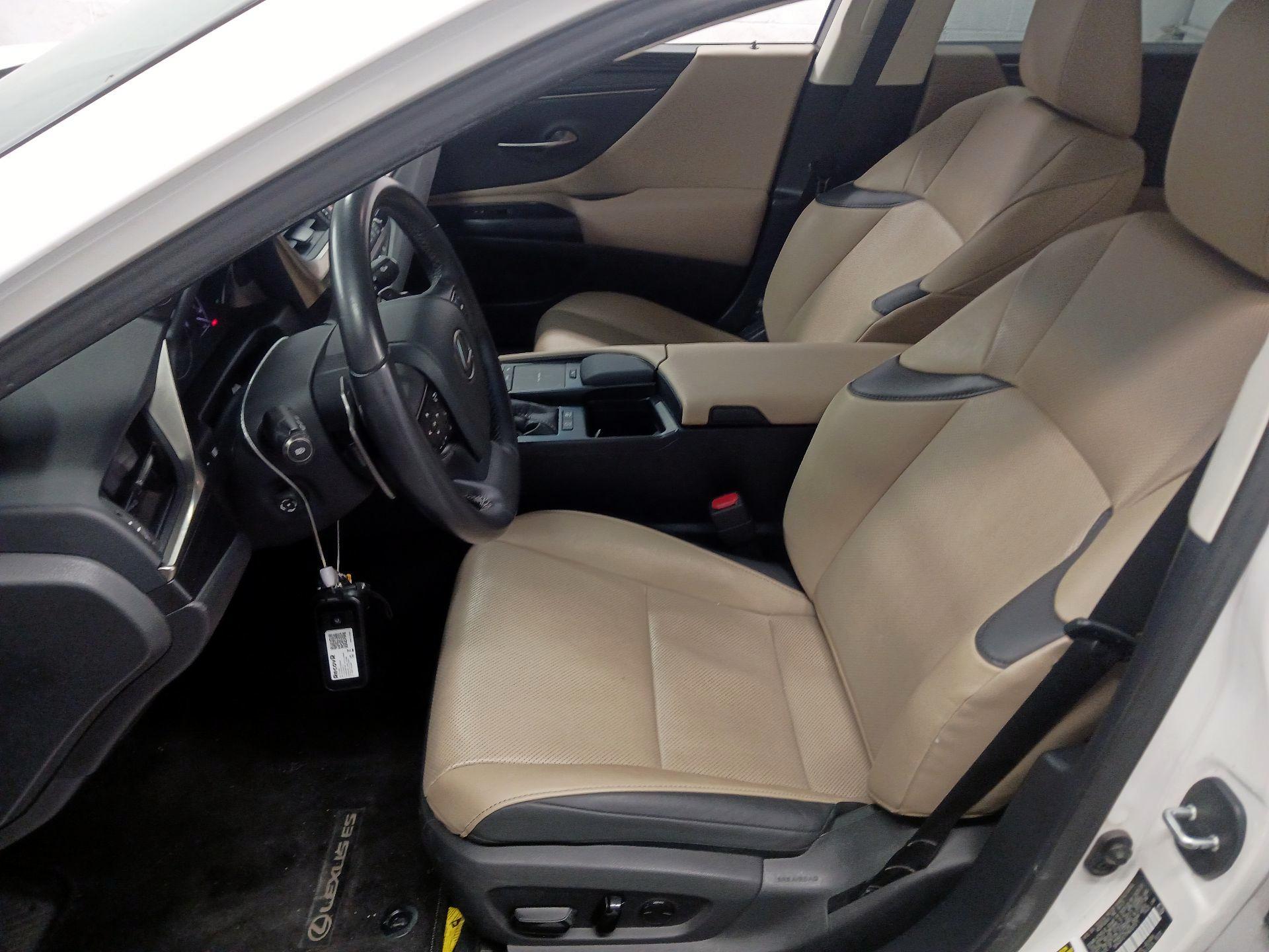 Thumbnail: 2021 Lexus ES - 9