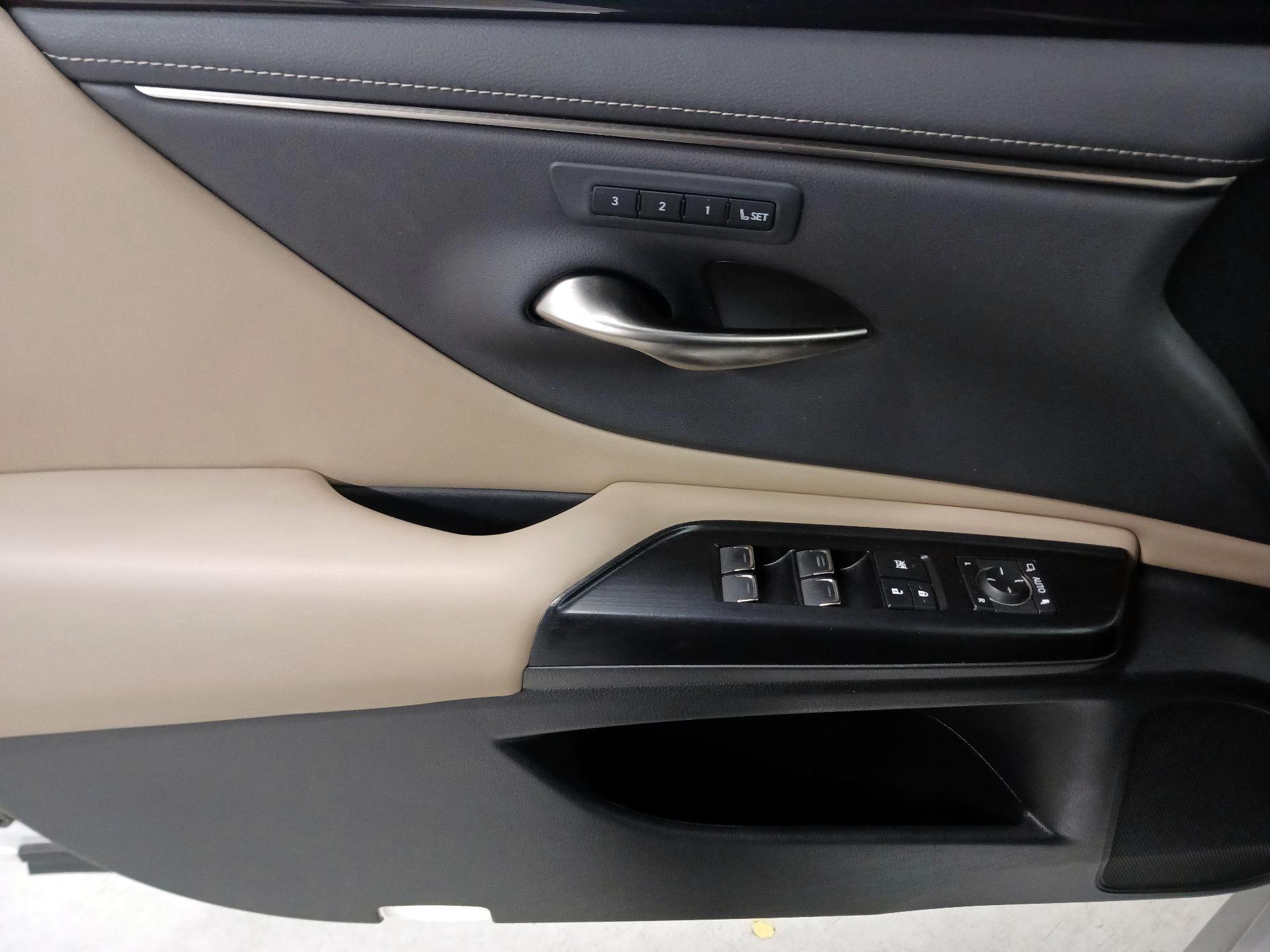 Thumbnail: 2021 Lexus ES - 10