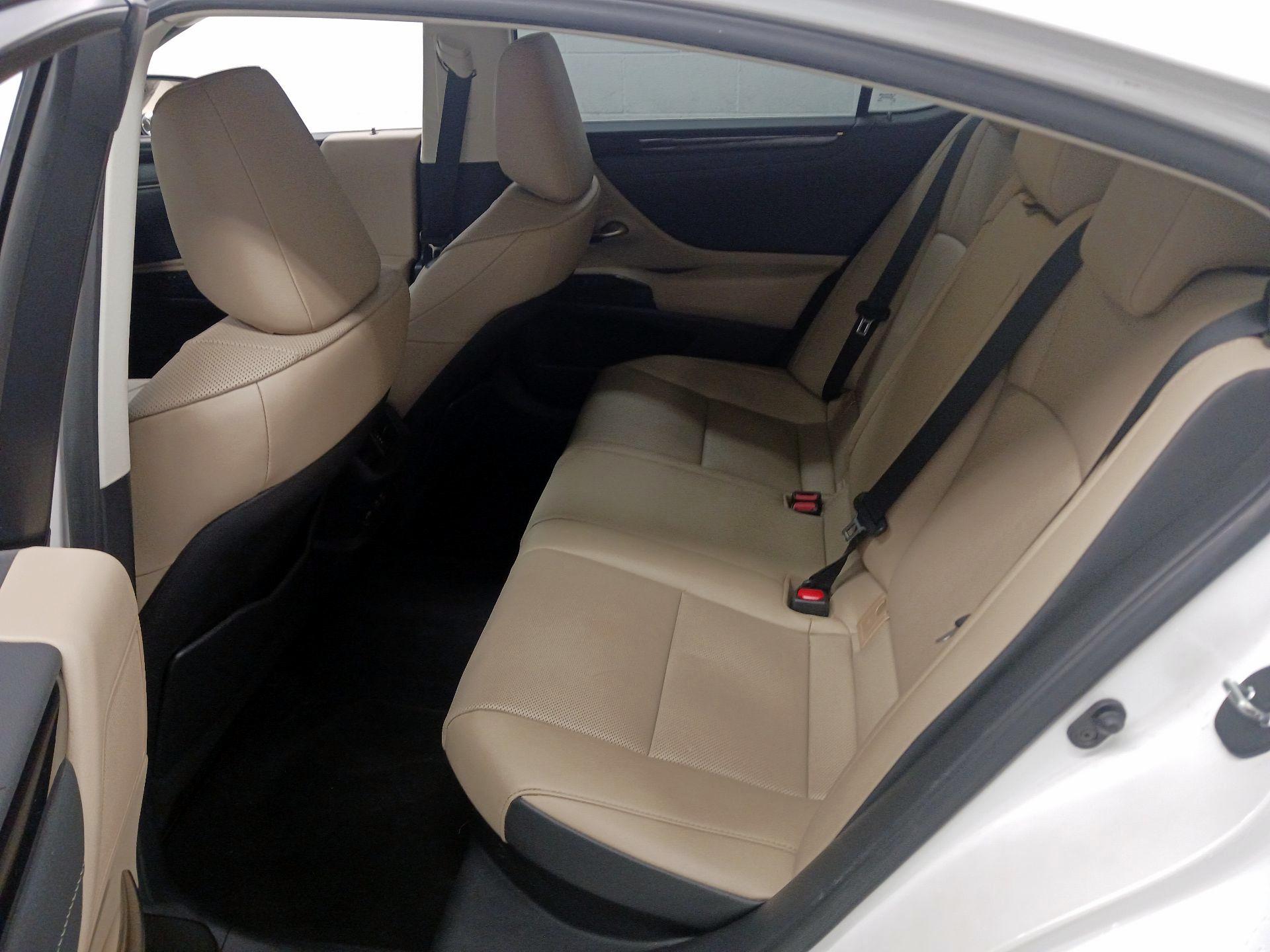 Thumbnail: 2021 Lexus ES - 14