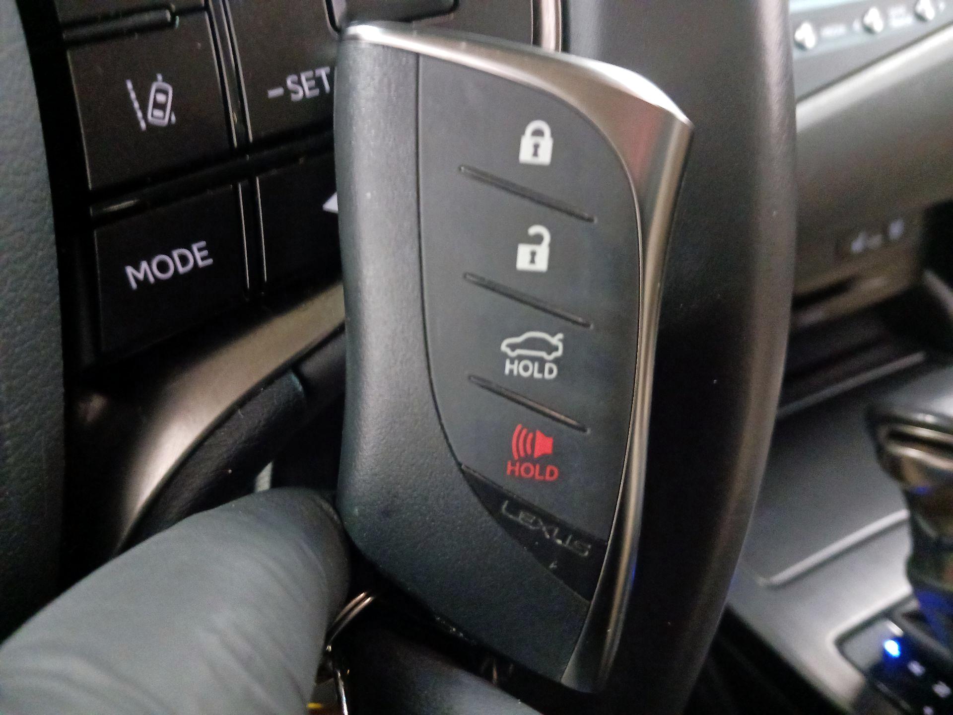 Thumbnail: 2021 Lexus ES - 17