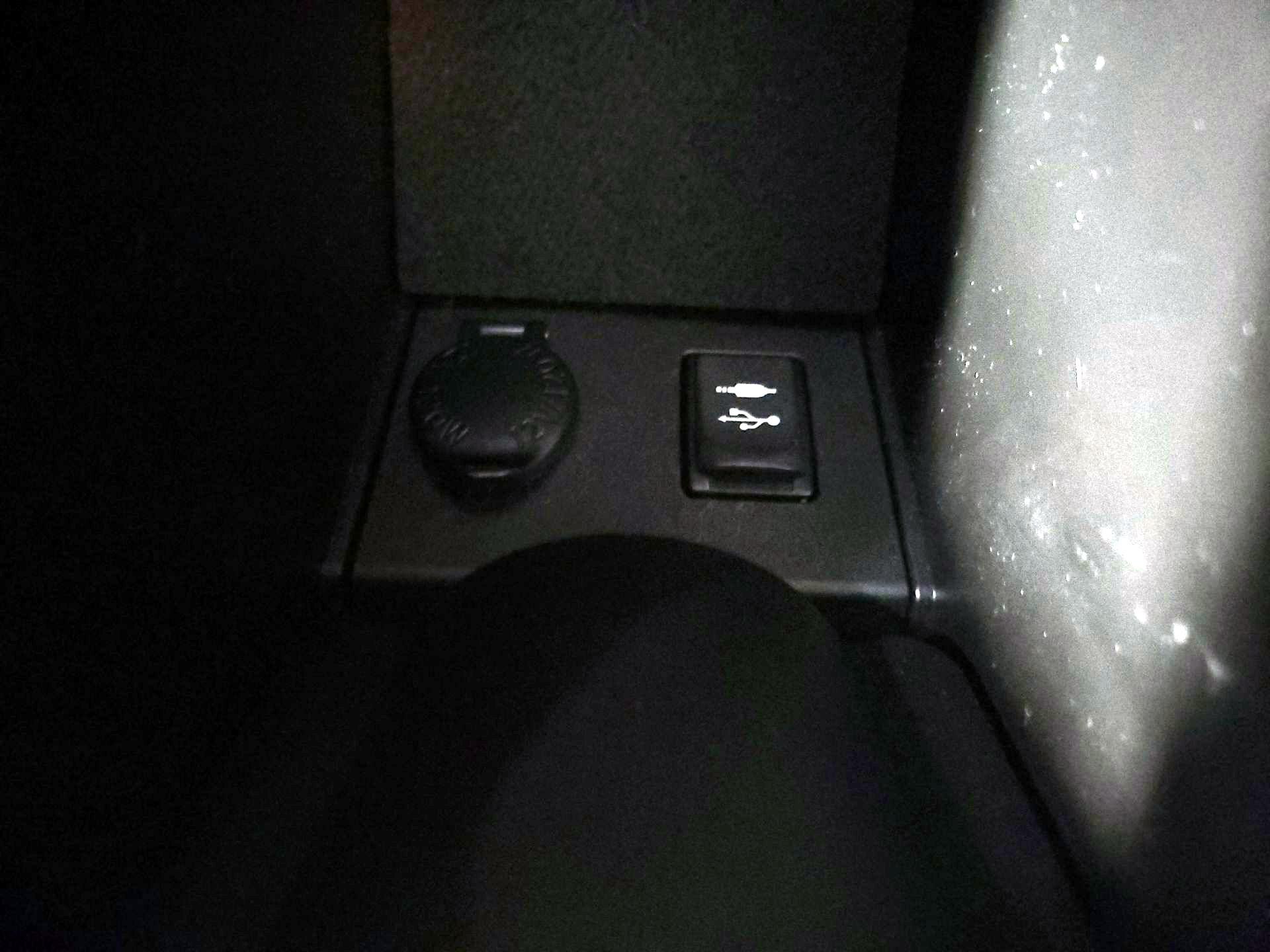 Thumbnail: 2015 Toyota Prius - 15