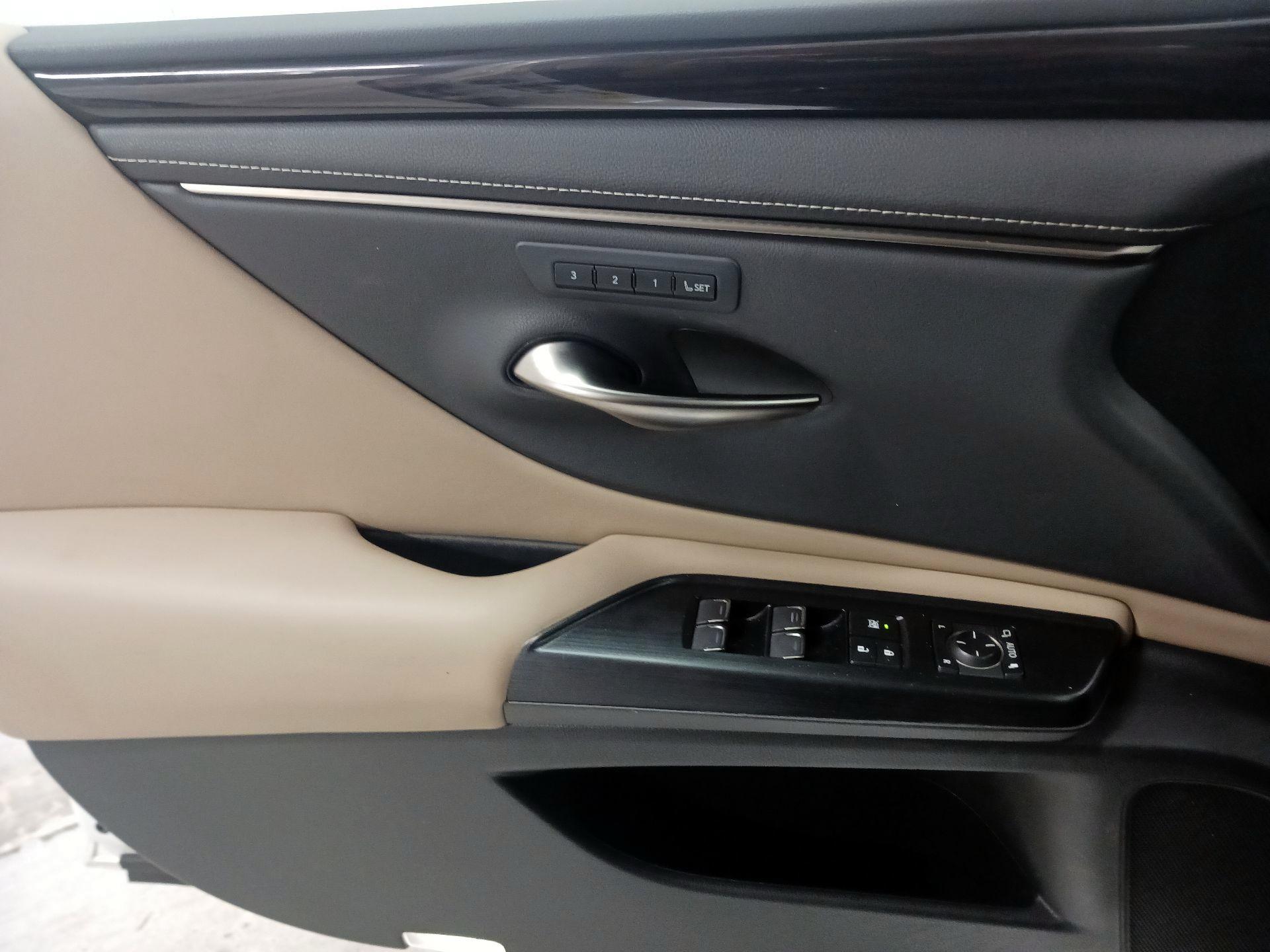 Thumbnail: 2021 Lexus ES - 10