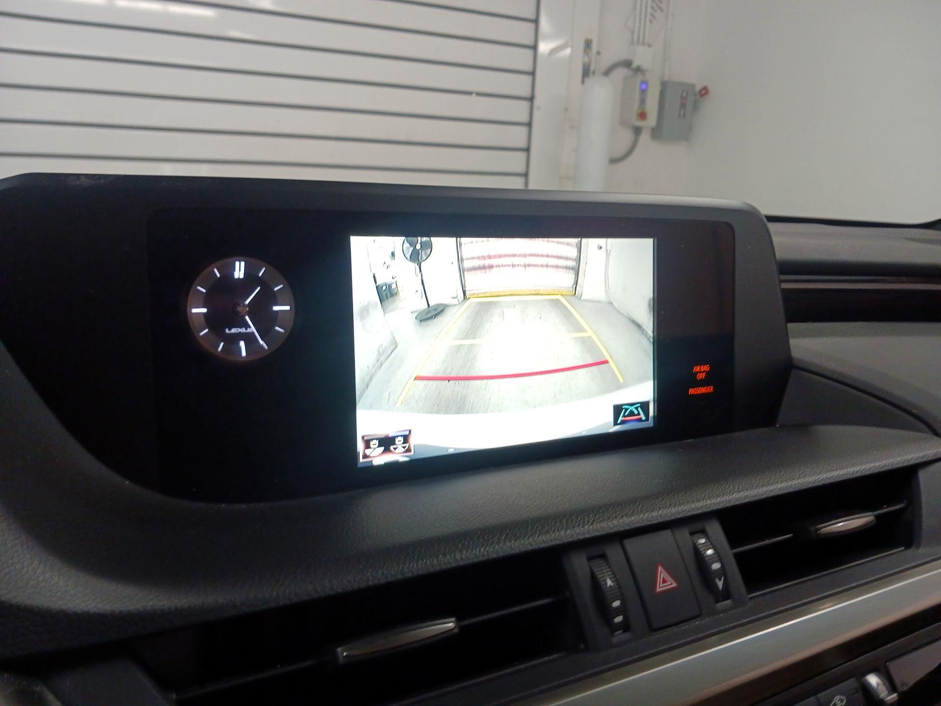 Thumbnail: 2021 Lexus ES - 11