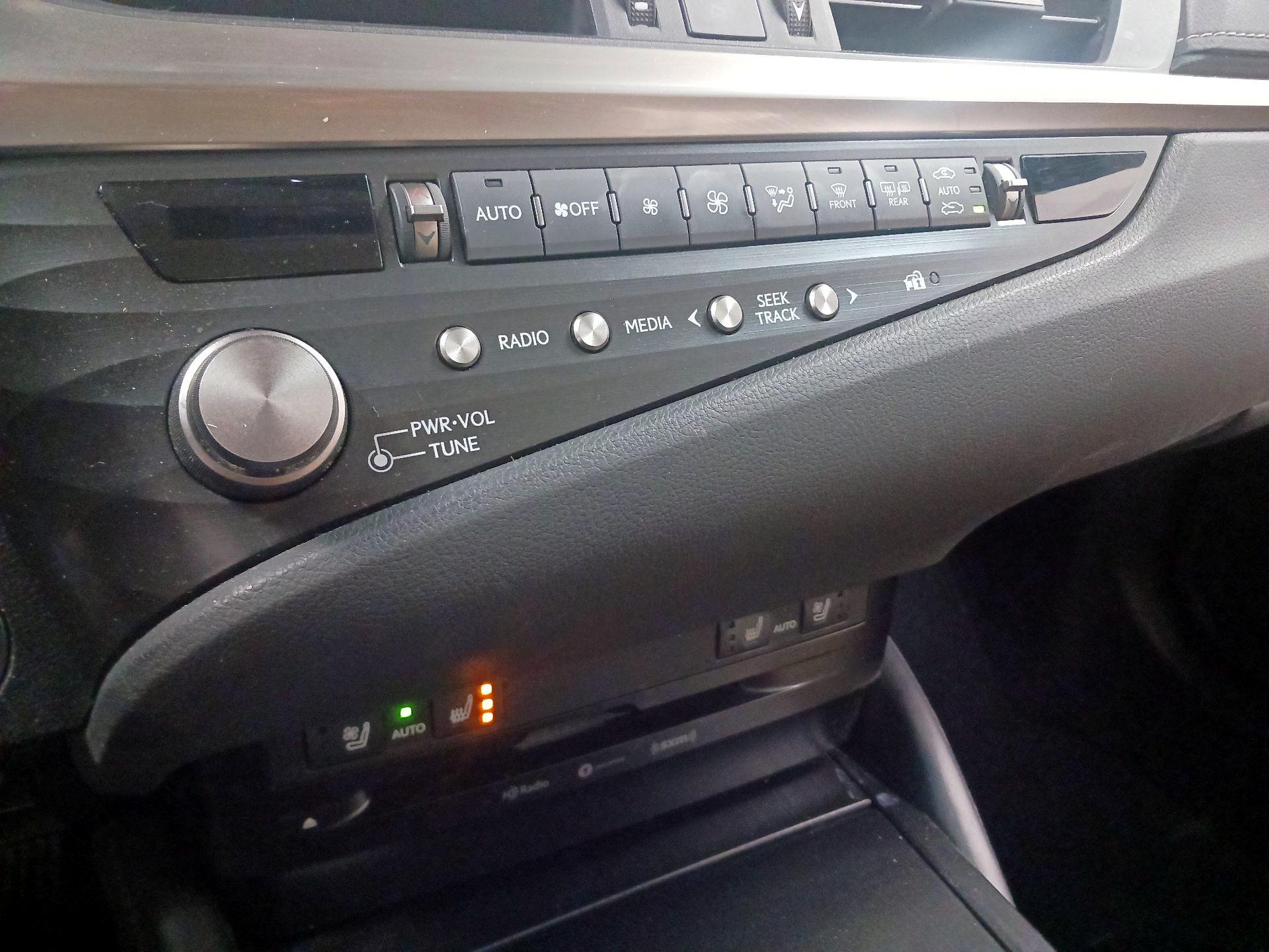 Thumbnail: 2021 Lexus ES - 13