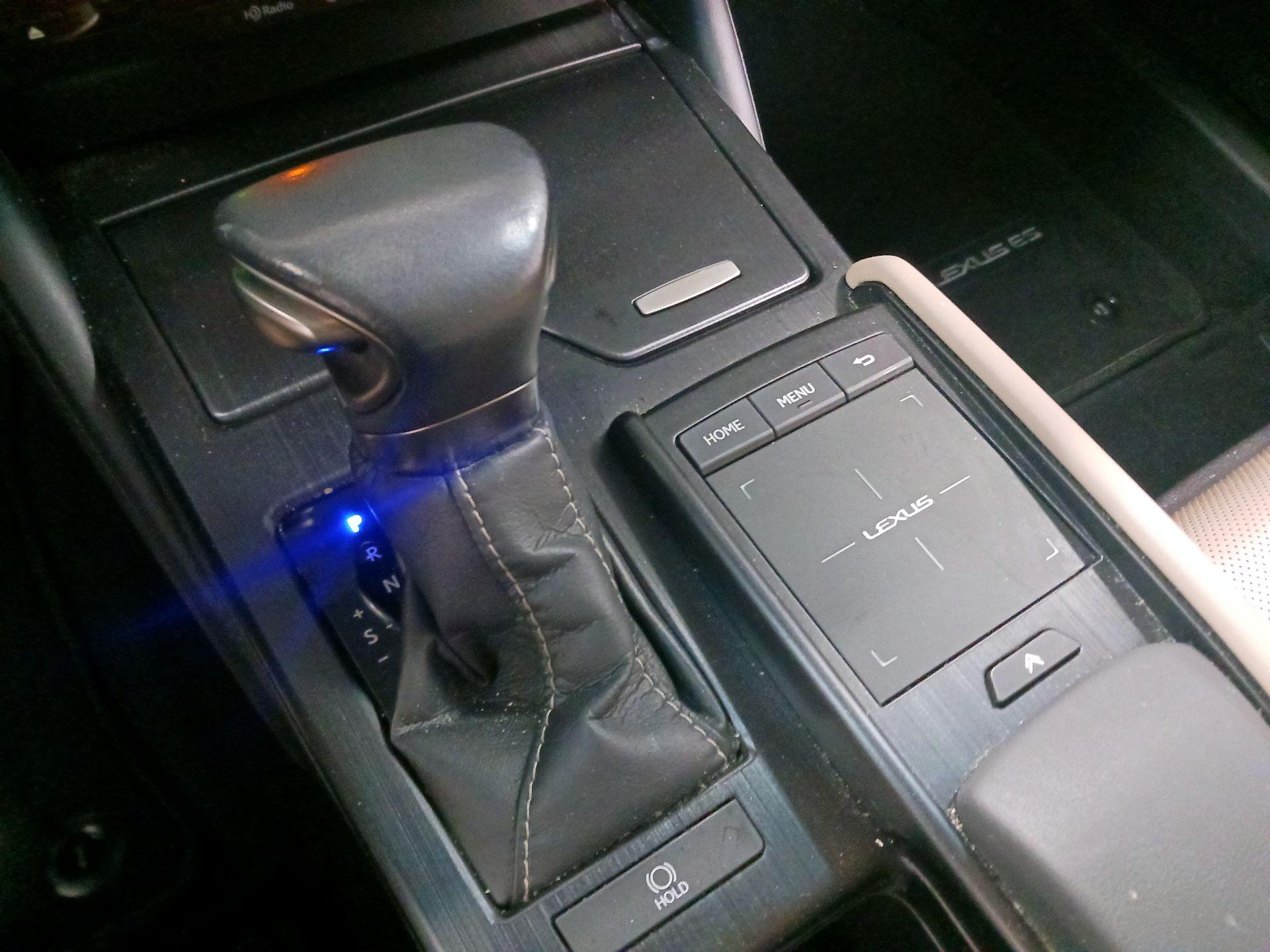 Thumbnail: 2021 Lexus ES - 14