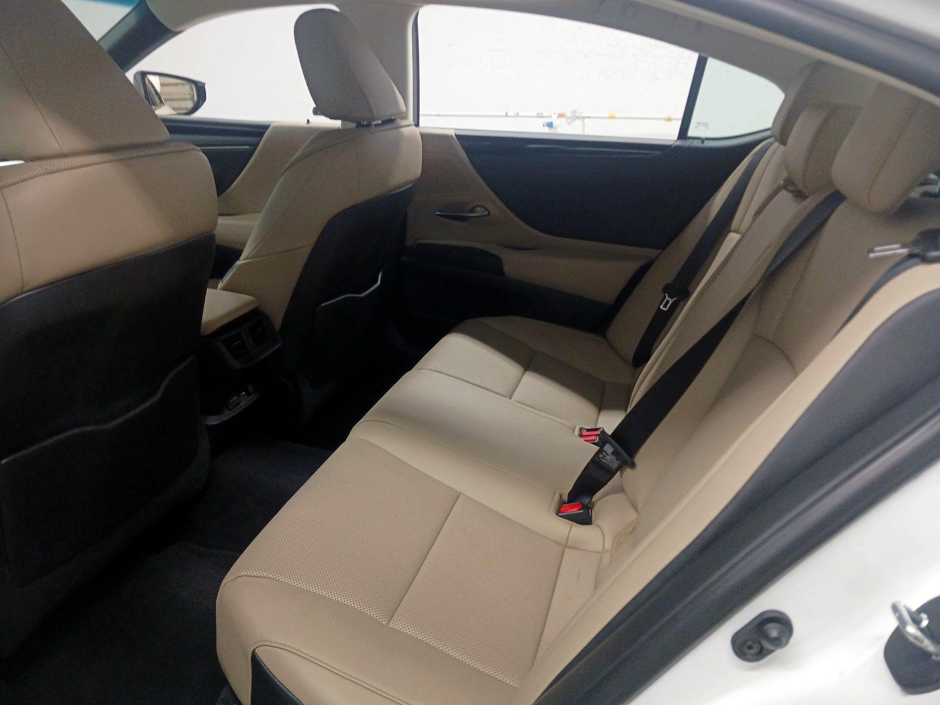 Thumbnail: 2021 Lexus ES - 15