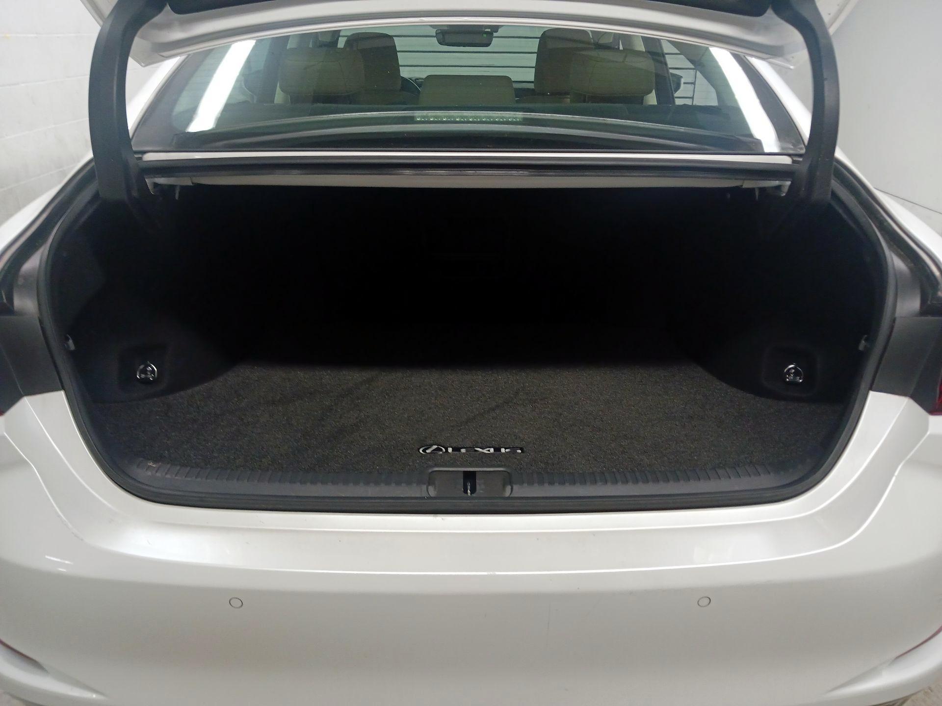 Thumbnail: 2021 Lexus ES - 16