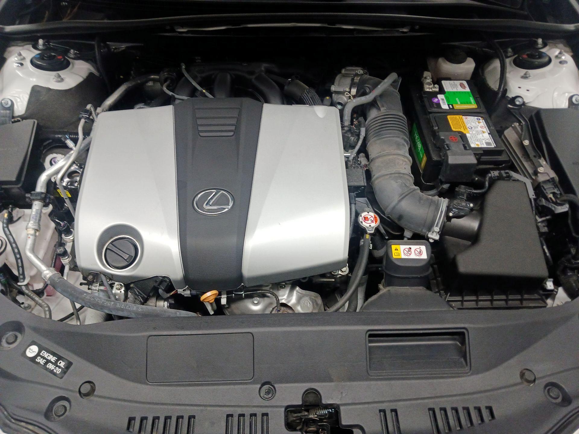 Thumbnail: 2021 Lexus ES - 17