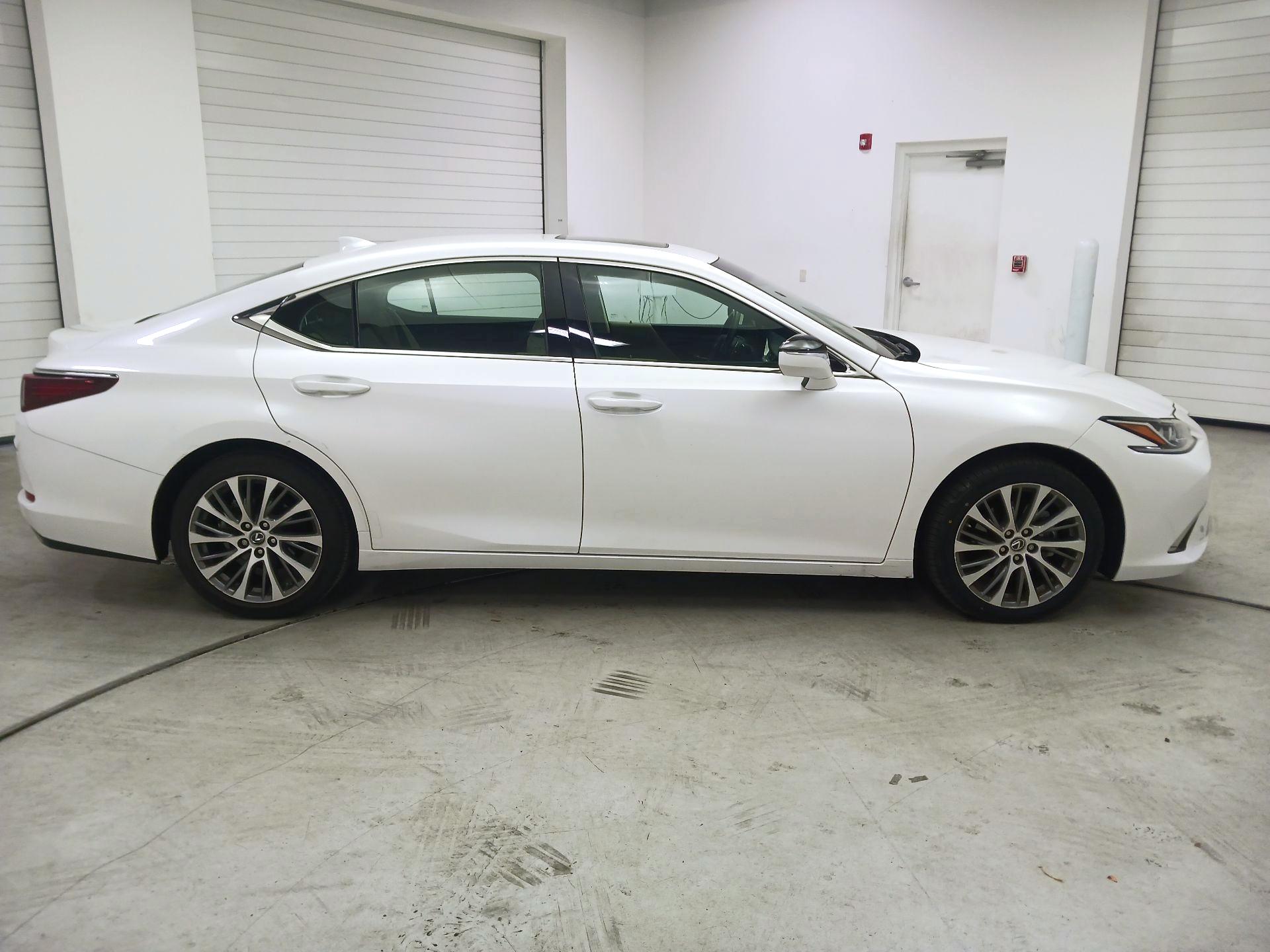 Thumbnail: 2021 Lexus ES - 4