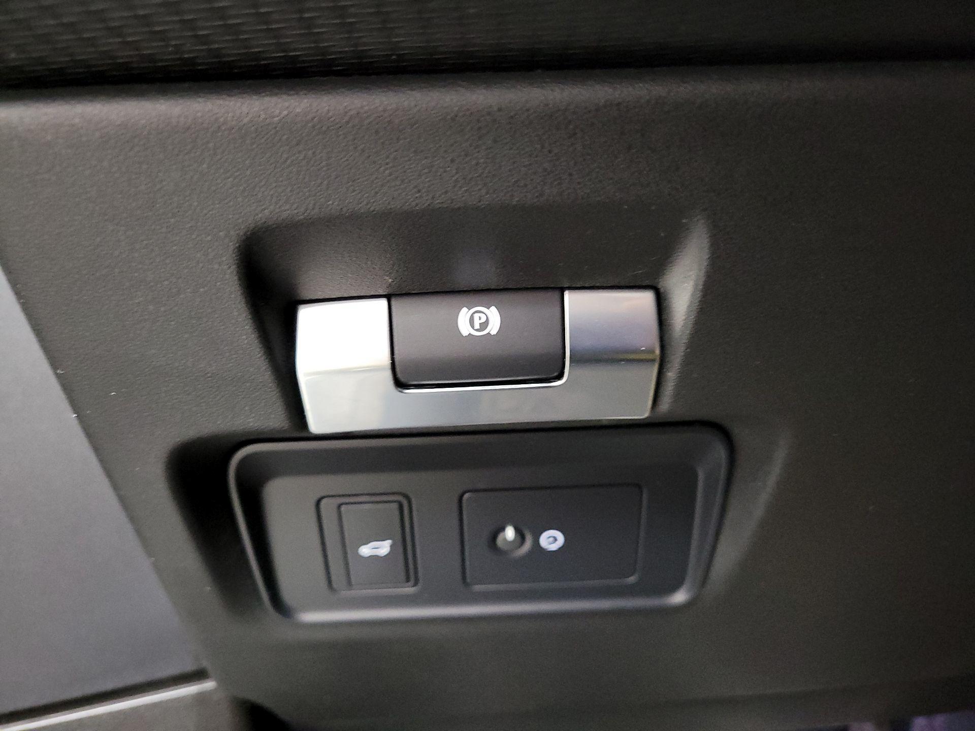 Thumbnail: 2020 Land Rover Range Rover Evoque - 11